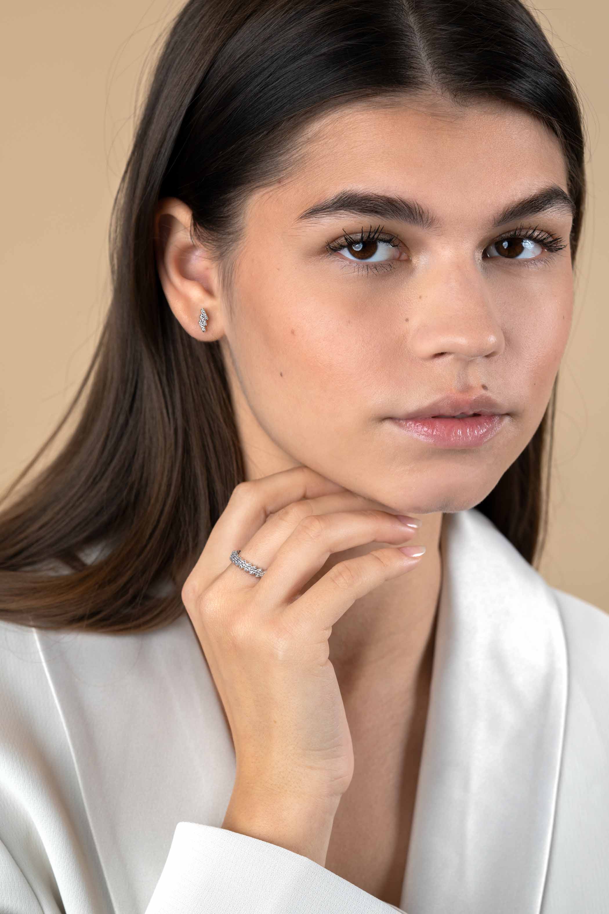ZINZI zlv. oorknopjes zigzag bezet met zirconia's