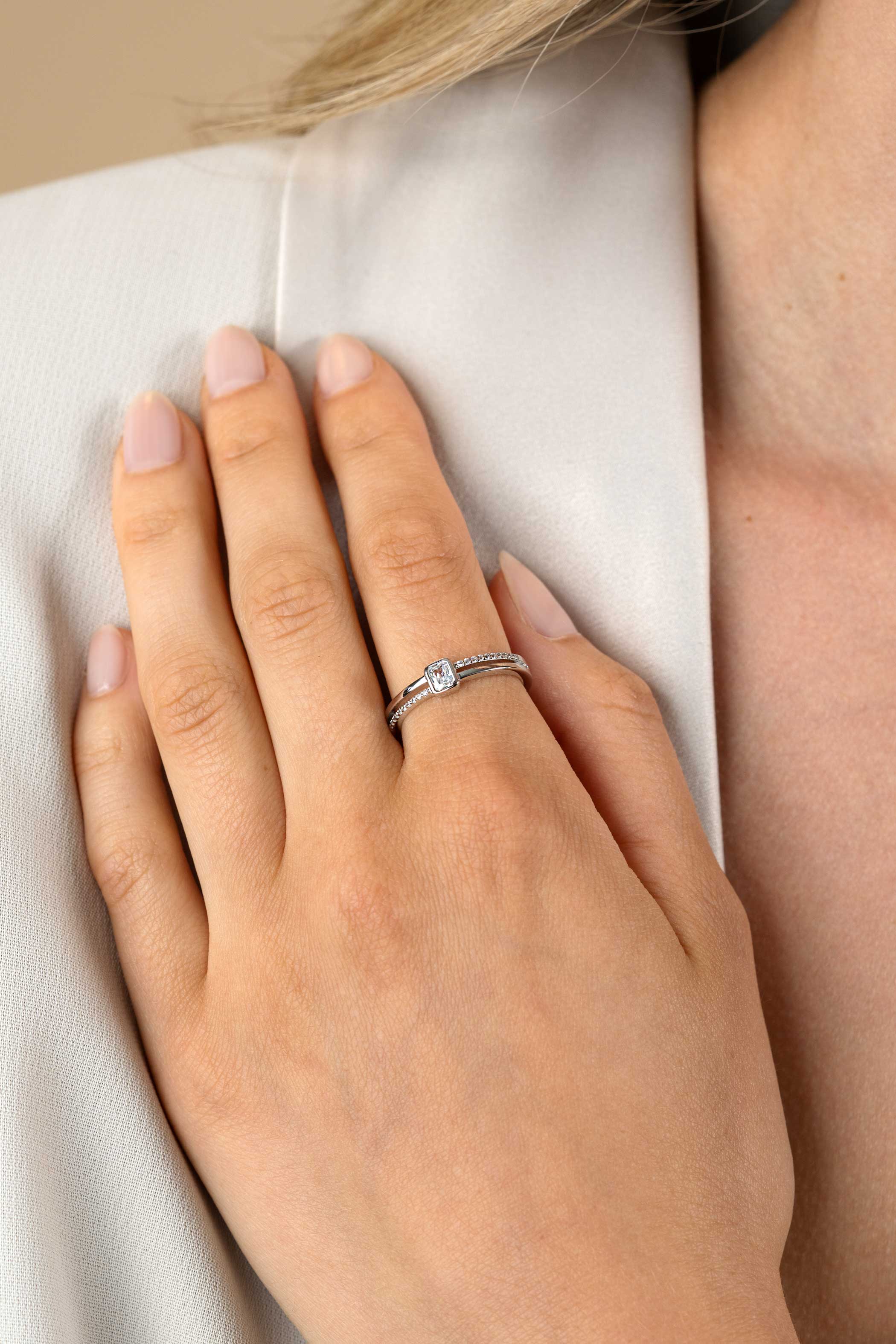 ZINZI Silber-Multilook-Ring mit rechteckiger Zargenfassung von 5mm und zwei Bahnen. Besetzt mit weißen Zirkonia ZIR2626