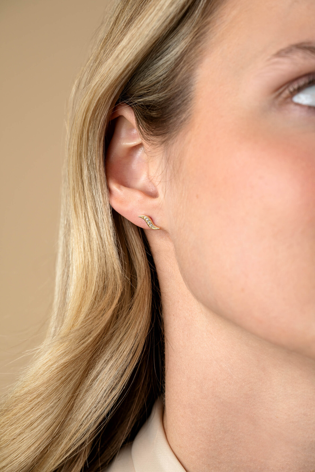 10mm ZINZI Gold 14kt goldene Fantasie-Ohrstecker in Blattform mit fünf weißen Zirkonias ZGO516