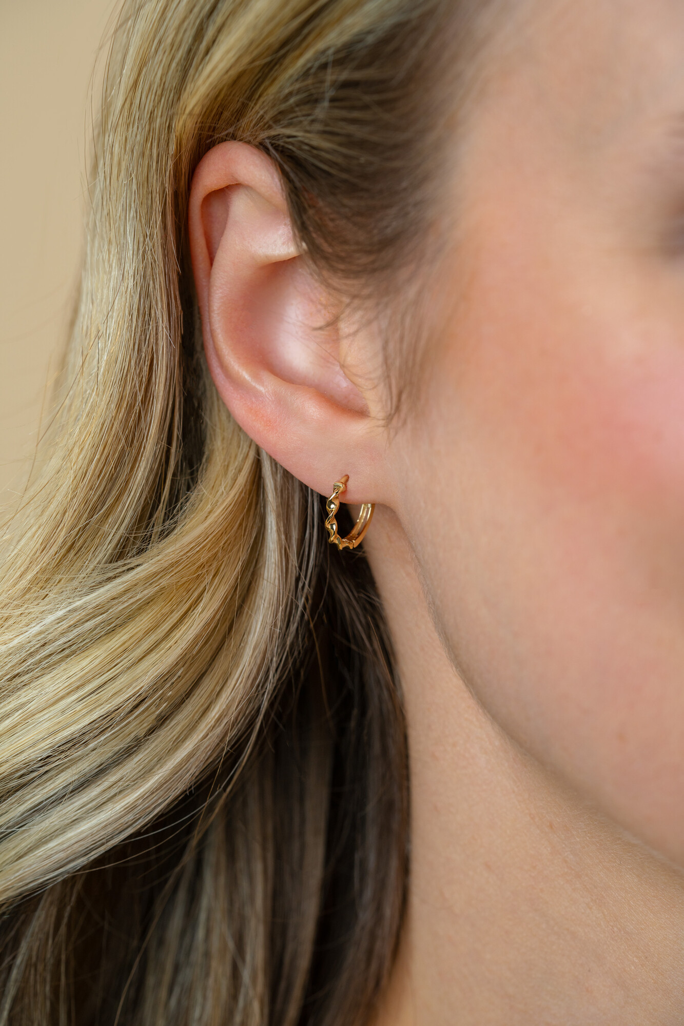 13mm ZINZI Gold 14kt goldene Creolen mit gedrehtem Rohr und luxuriösem Klappverschluss 13x2mm ZGO525