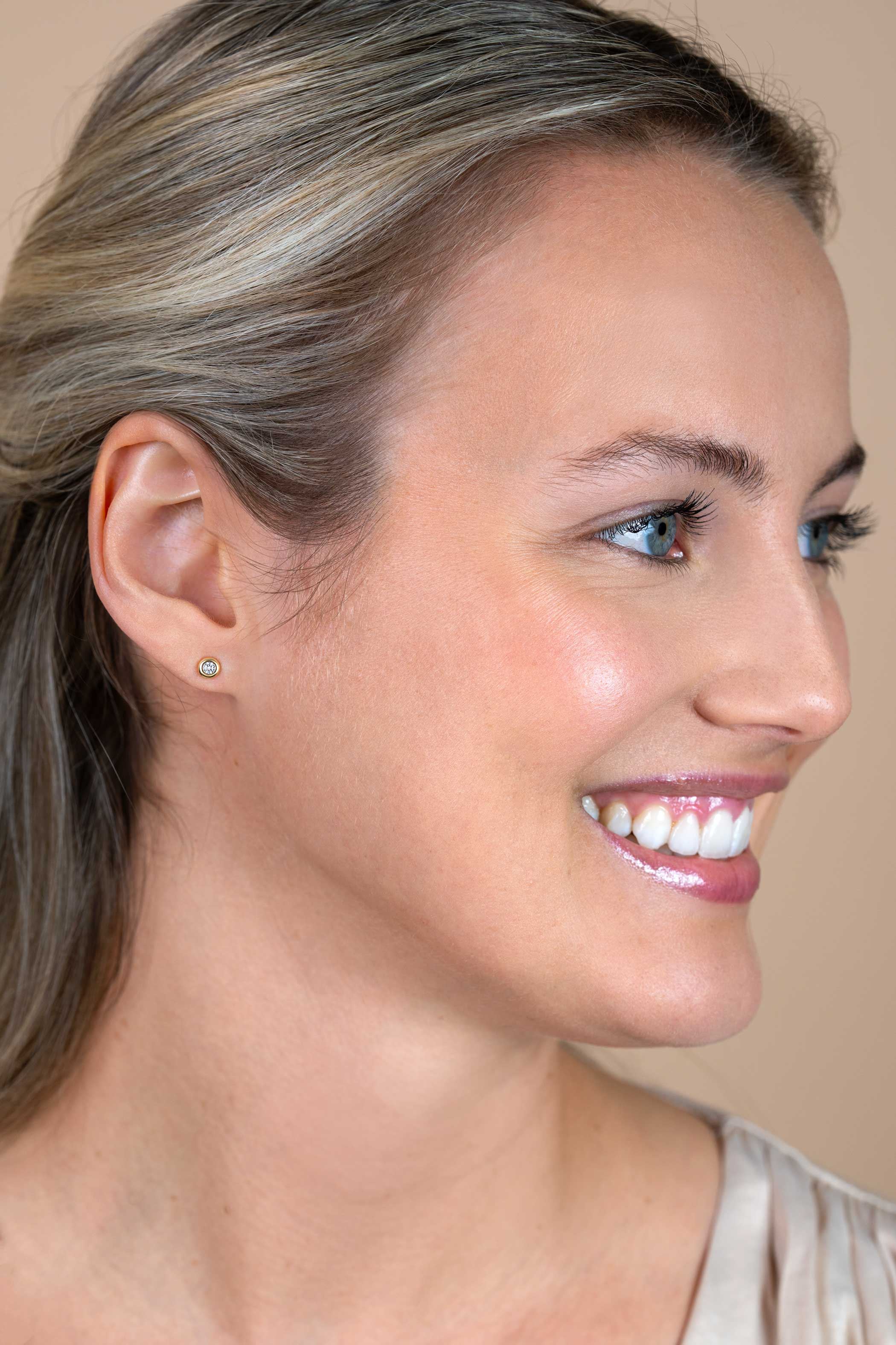 ZINZI GOLD oorknopjes in gladde zetting 4mm