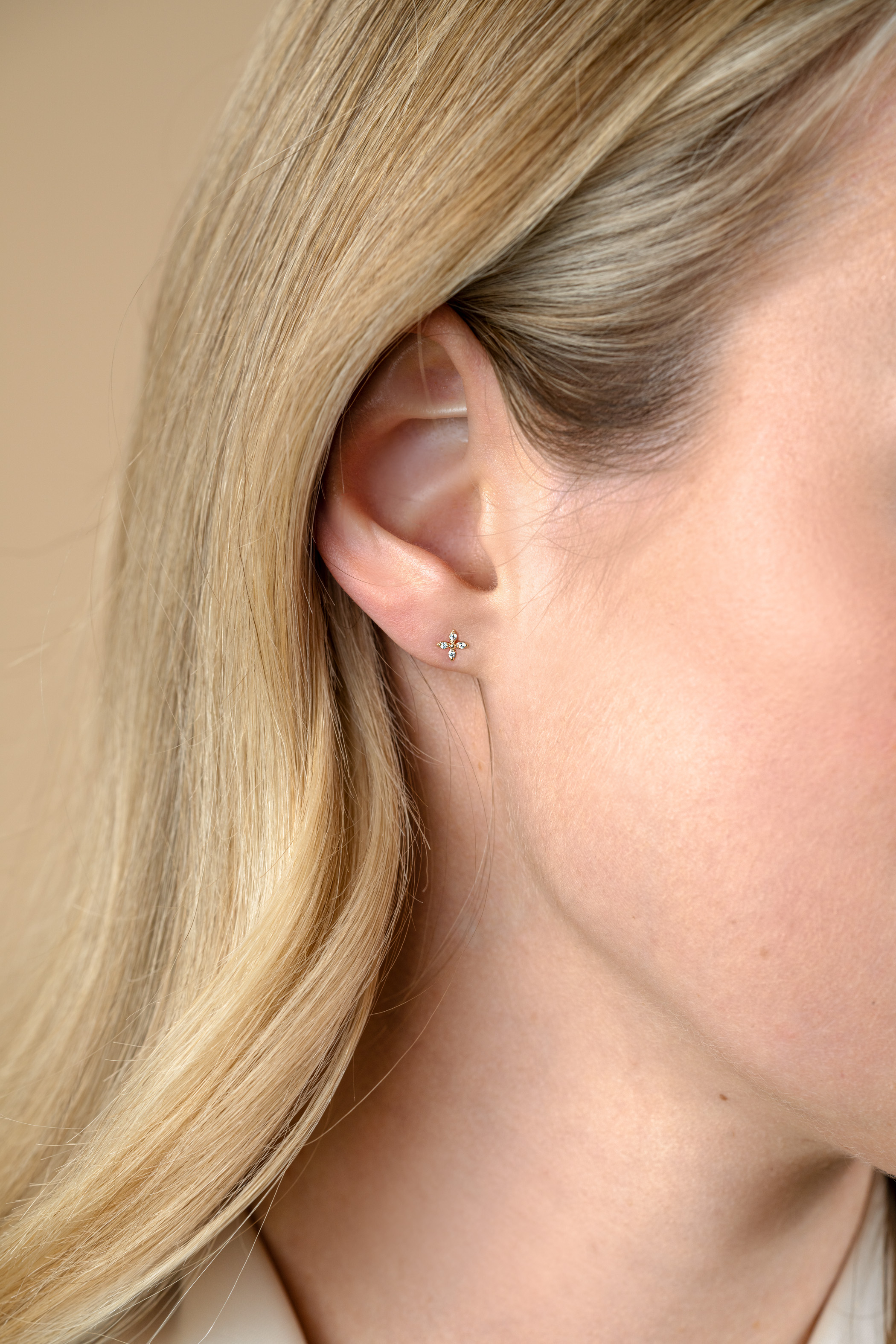 5mm ZINZI Gold 14kt goldene Fantasie-Ohrstecker in Blumenform, besetzt mit vier runden weißen Zirkonias ZGO519