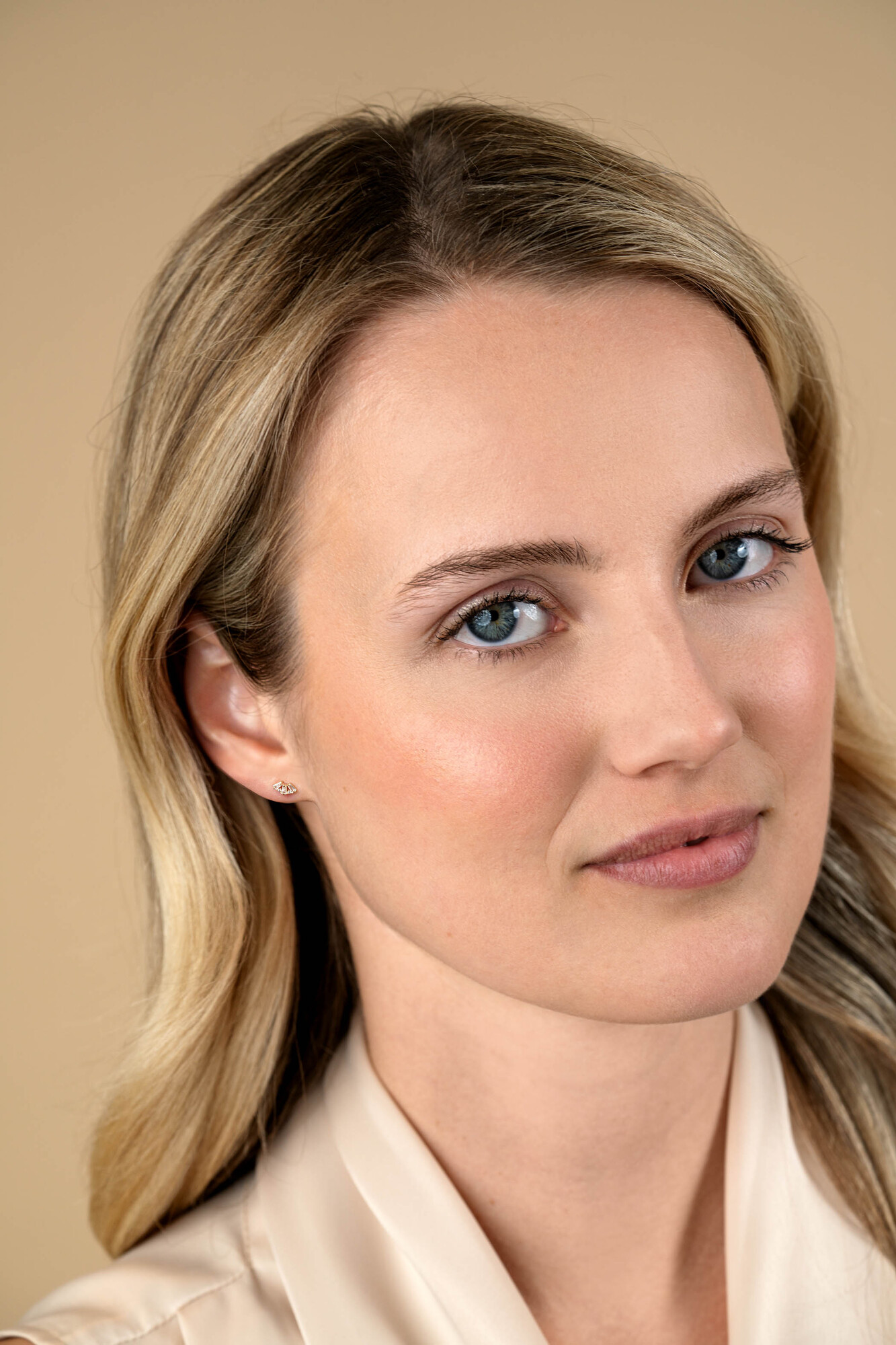 6mm ZINZI Gold 14kt goldene Fantasie-Ohrstecker mit drei baguettegeschliffenen weißen Zirkonias und zwei runden Zirkonias ZGO520