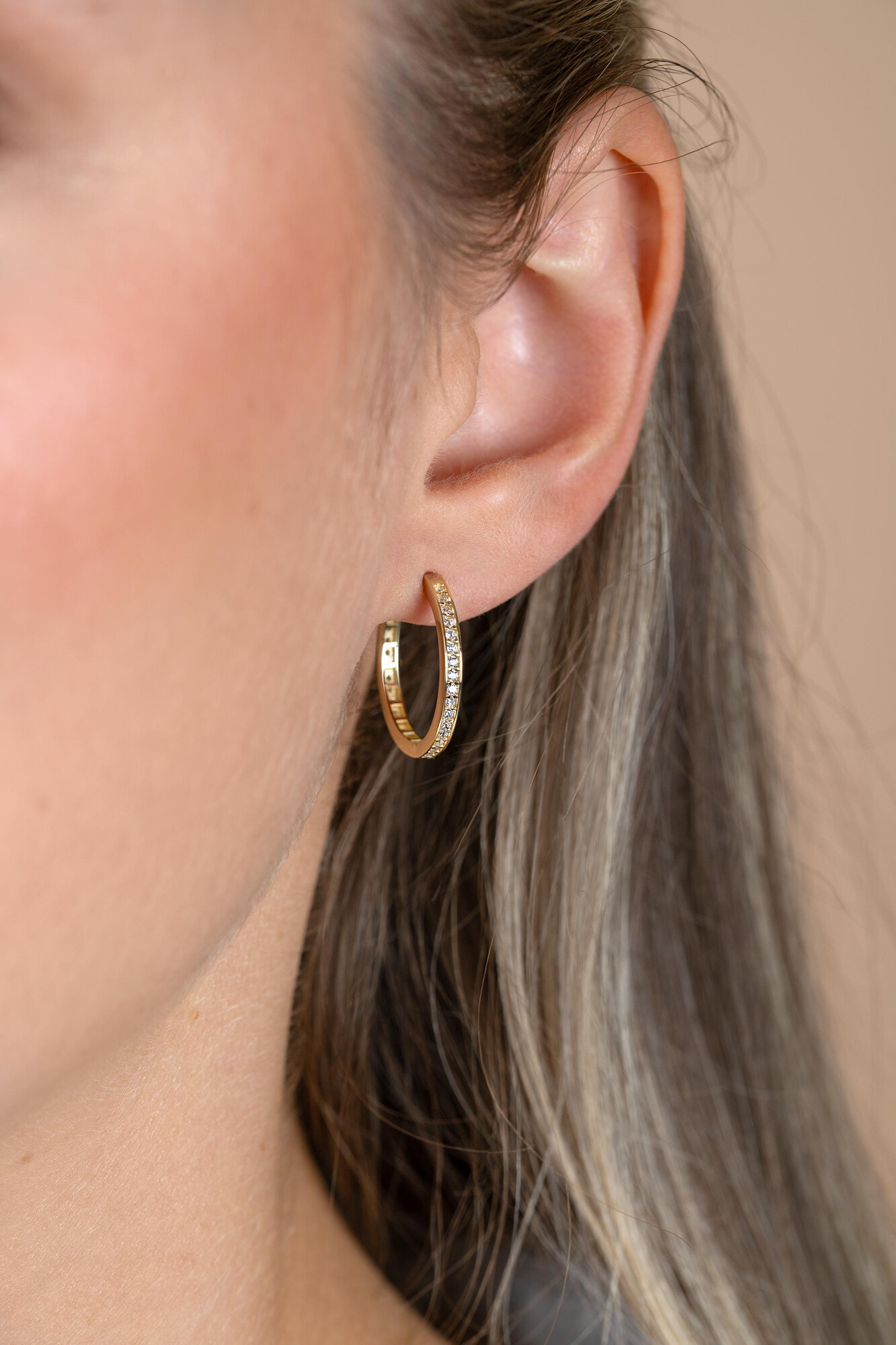 ZINZI GOLD klapcreolen geheel bezet zirc.19x2mm