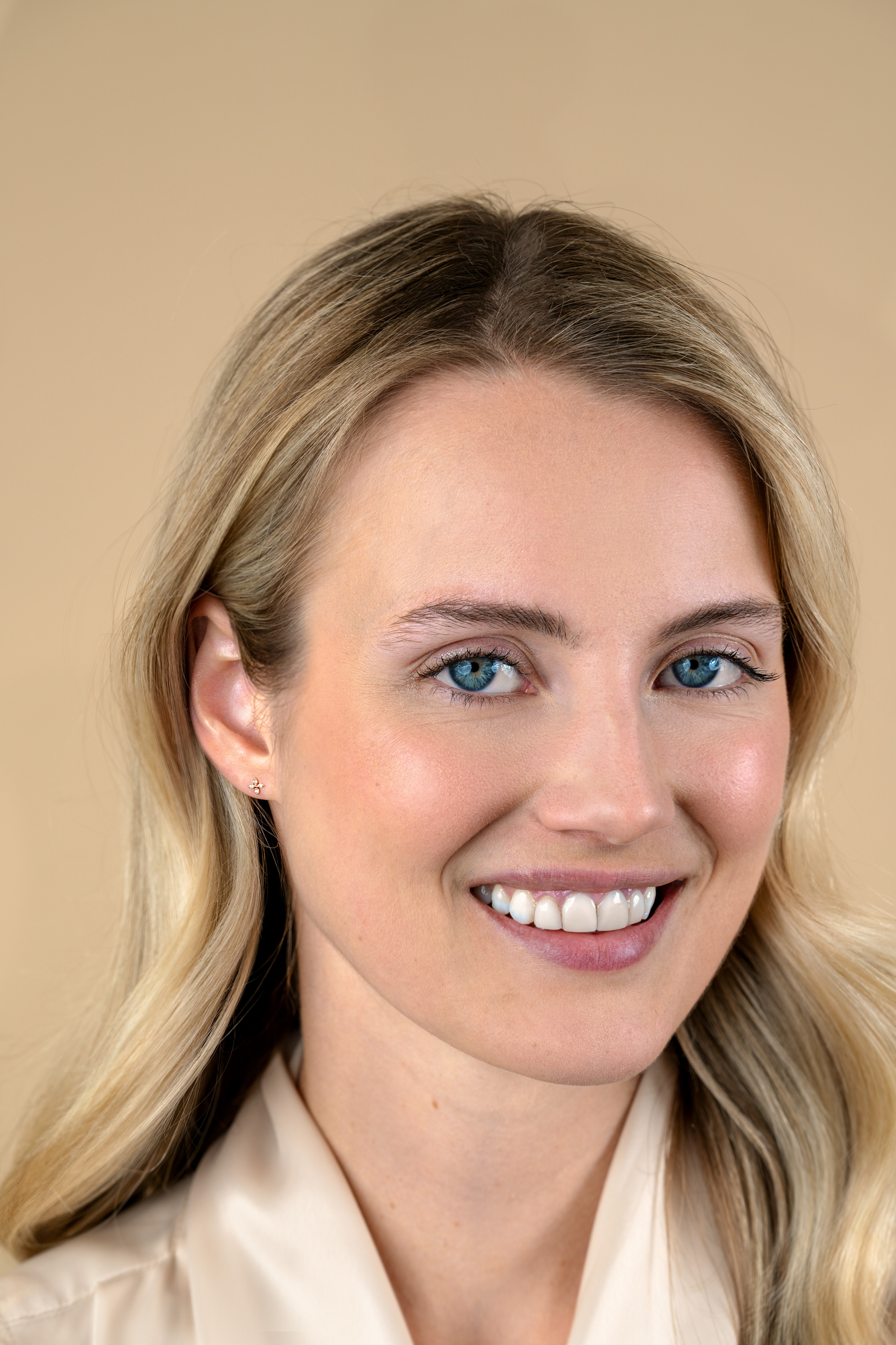 5mm ZINZI Gold 14kt goldene Fantasie-Ohrstecker in Blumenform, besetzt mit vier runden weißen Zirkonias ZGO519