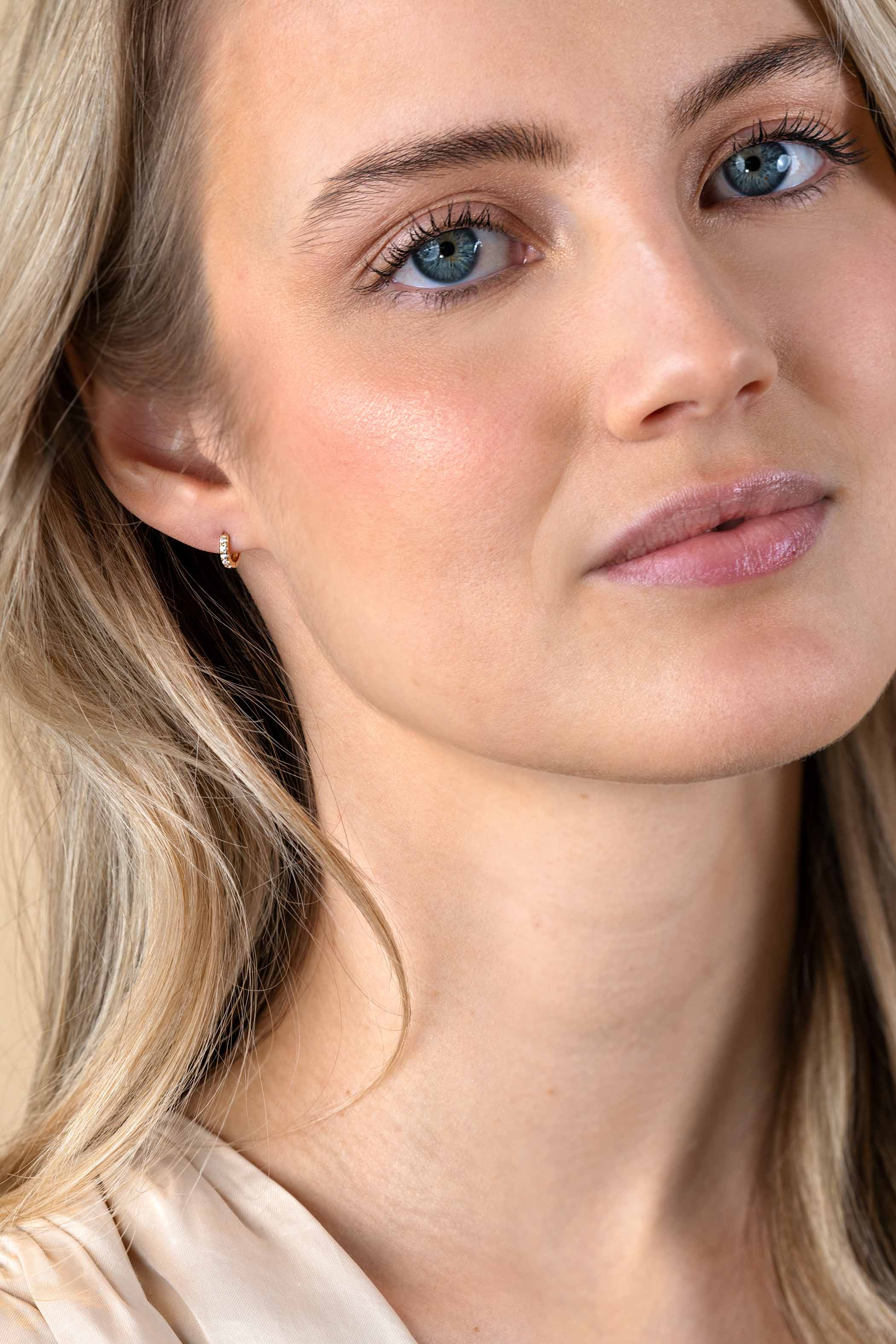 ZINZI GOLD klapcreolen met zirconia's 8.5x1.6mm