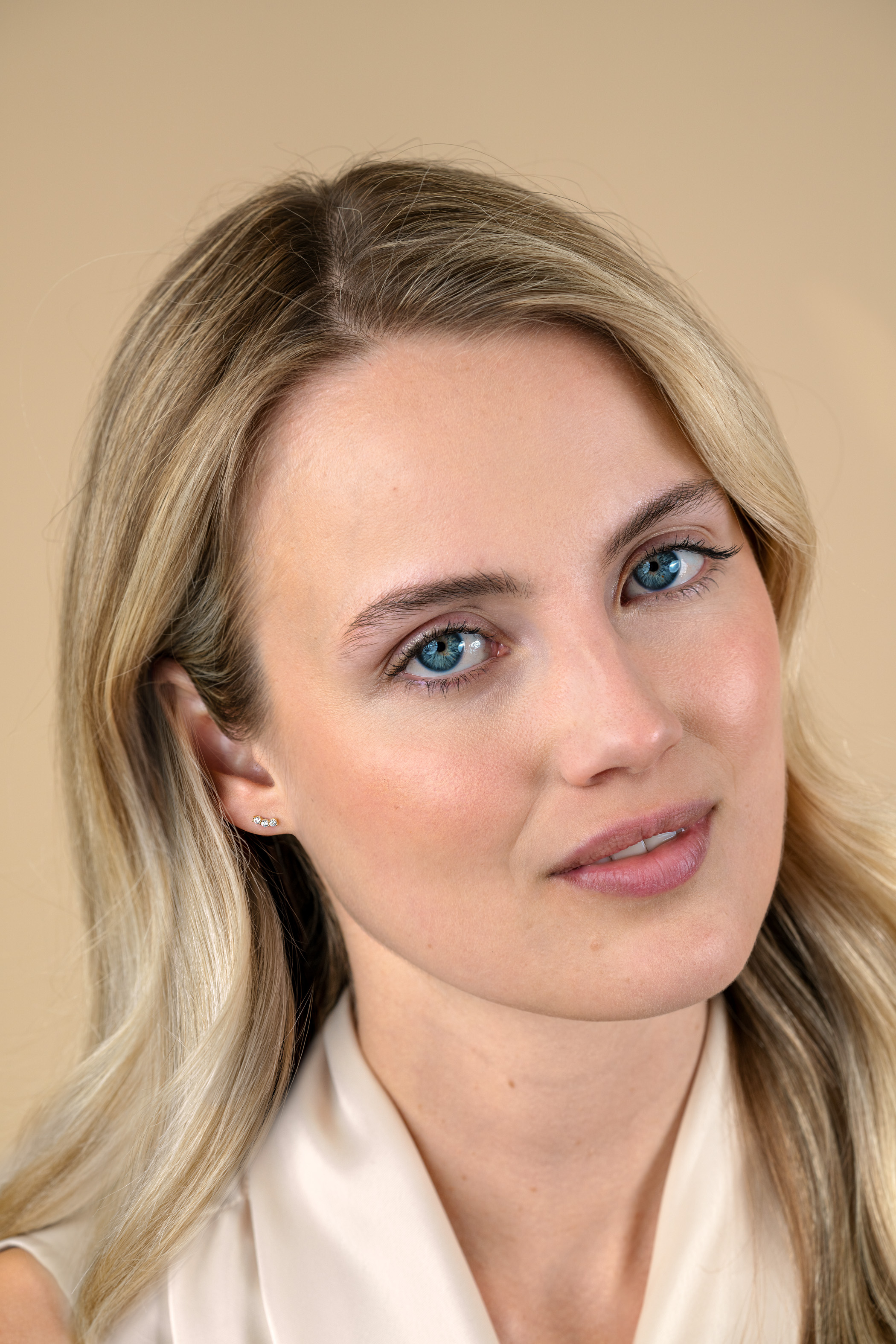 7mm ZINZI Gold 14kt goldene Ohrstecker mit drei weißen Zirkonias in Reihenfassung ZGO515