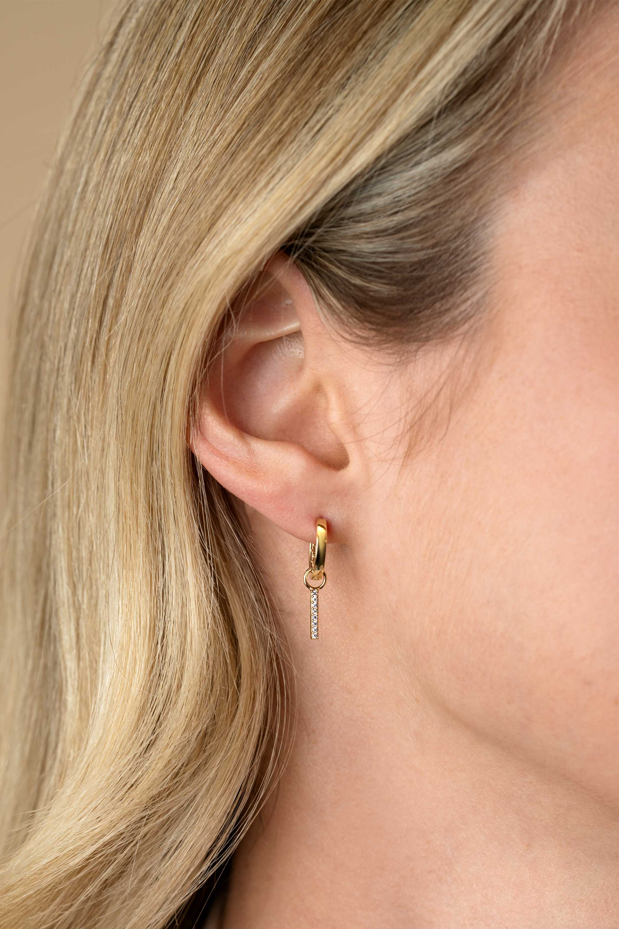 ZINZI GOLD oorbedels staafje bezet met zirconia's