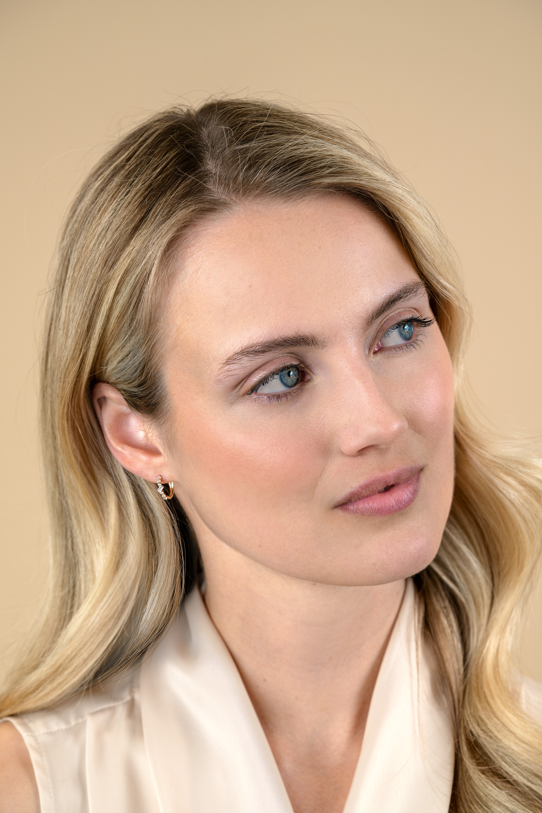 13mm ZINZI Gold 14kt goldene Creolen mit rechteckigem baguettegeschliffenen Zirkonia und sechs runden weißen Zirkonias, mit luxuriösem Klappverschluss 13x2mm ZGO528