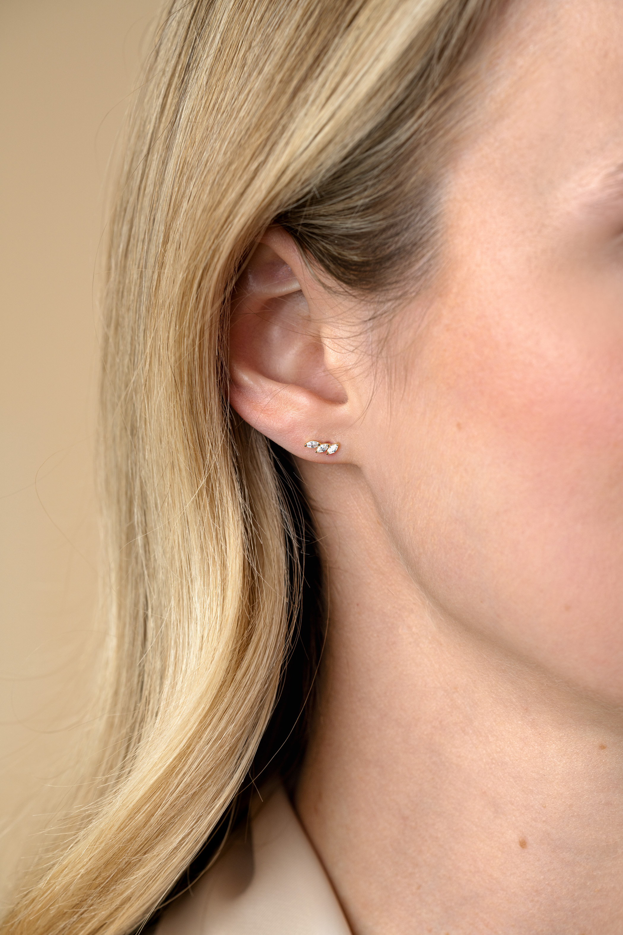 7mm ZINZI Gold 14kt goldene Ohrstecker mit drei ovalen weißen Zirkonias ZGO518