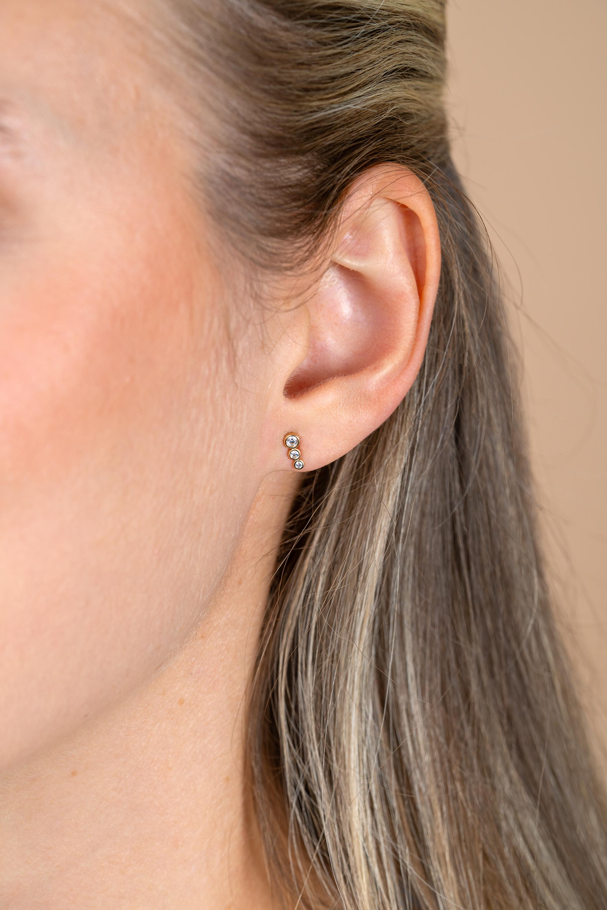 ZINZI GOLD oorstekers 3x zirc.aflopend in kastje