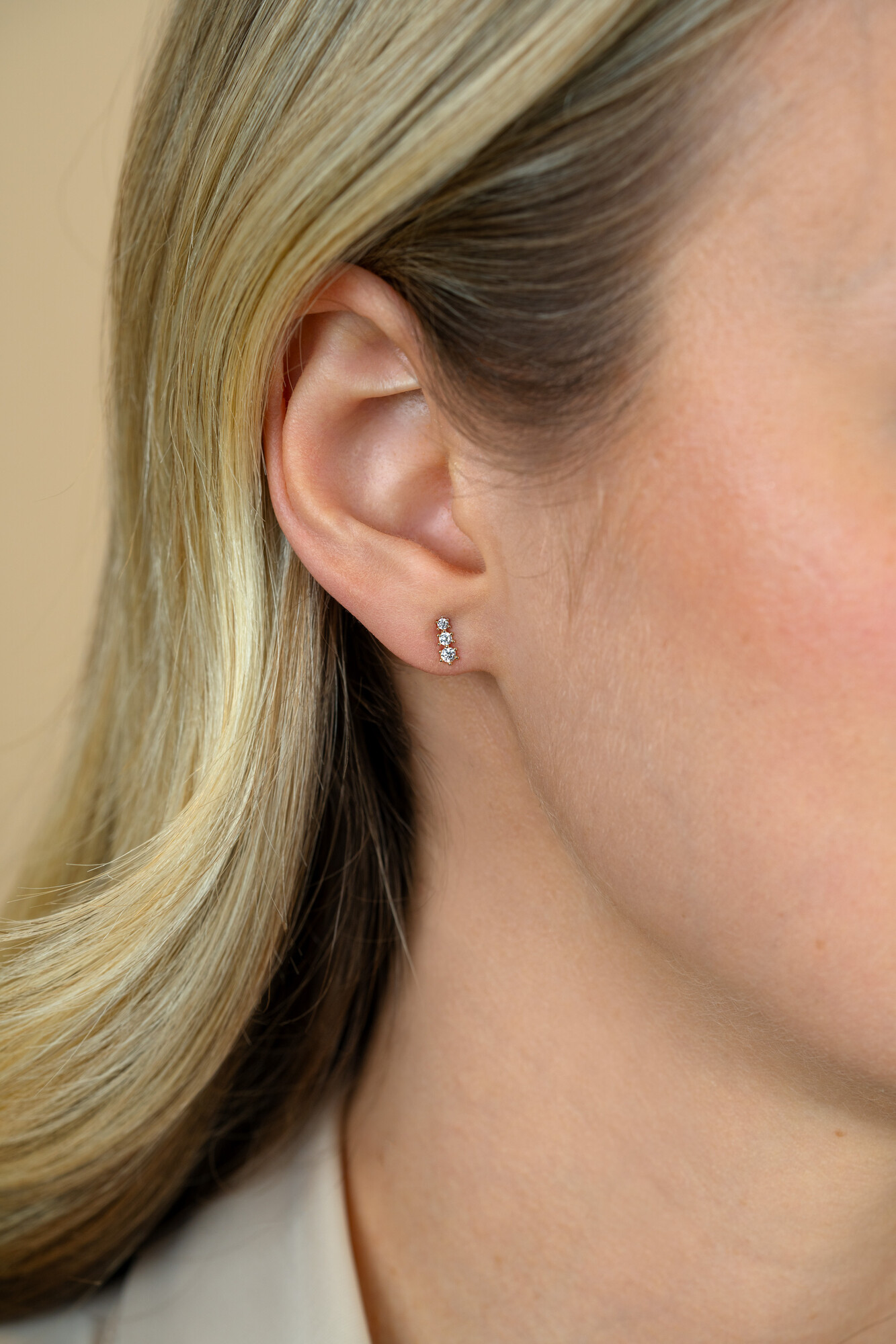 ZINZI GOLD oorknopjes 3x zirconia aflopend