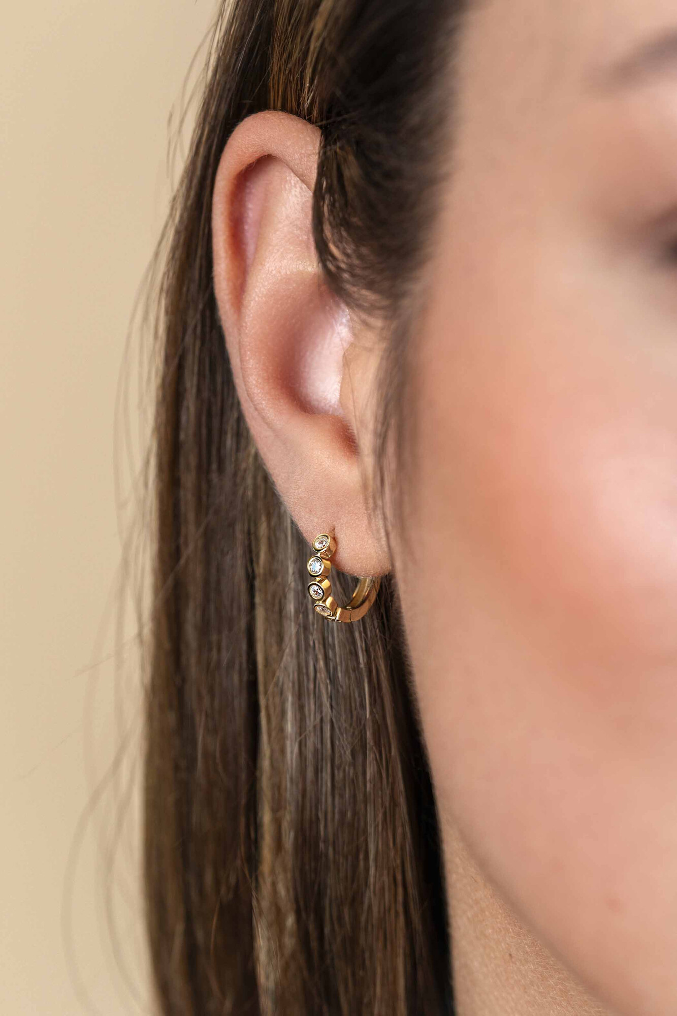 13mm ZINZI Gold 14-karätige Goldohrringe mit runden Fassungen besetzt mit weißen Zirkonia, luxuriösem Klappverschluss, 13mm x 2,7mm Rohr. ZGO507