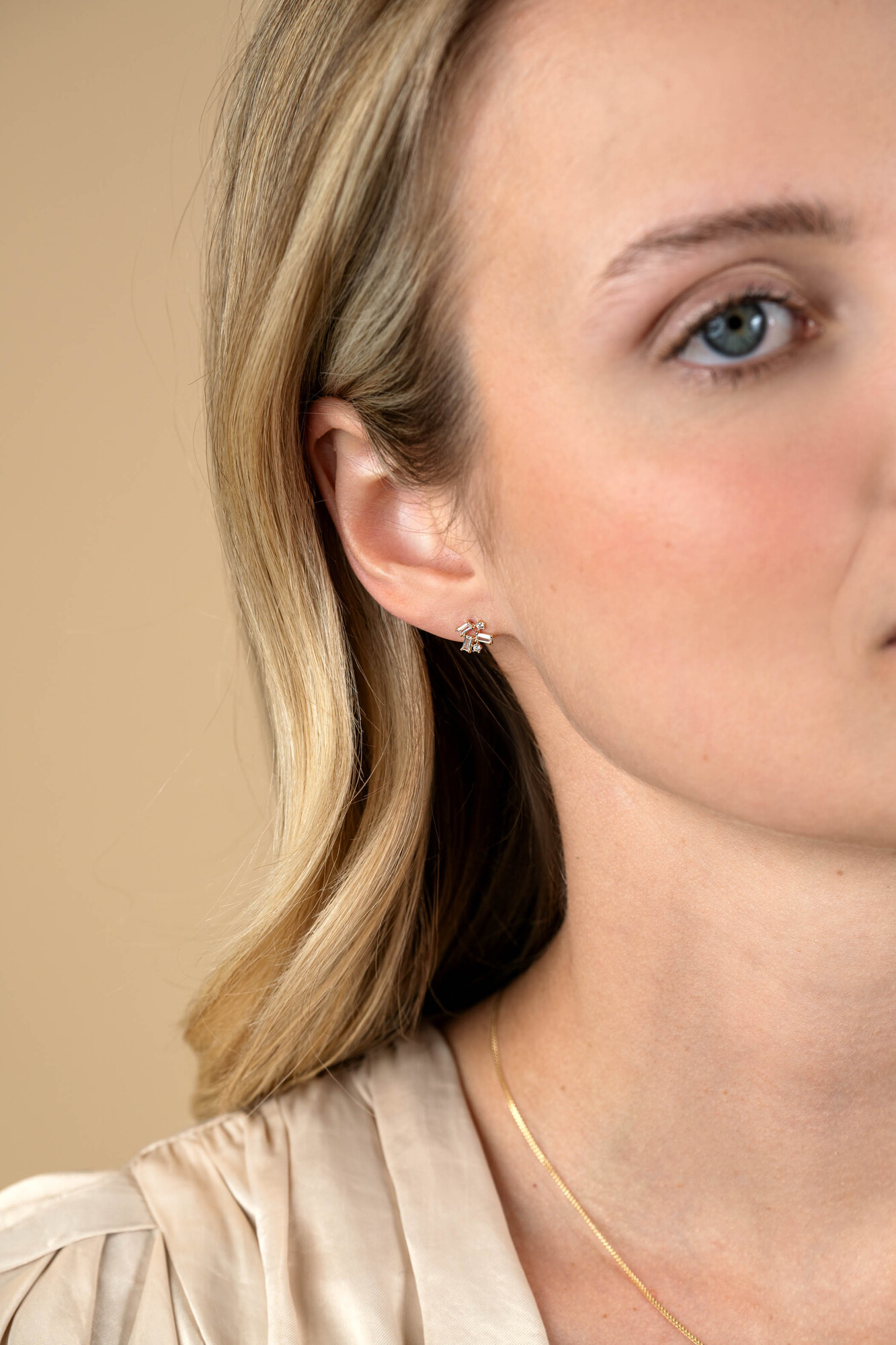 8mm ZINZI Gold 14kt goldene Fantasie-Ohrstecker mit rechteckigen baguettegeschliffenen Zirkonias und runden weißen Zirkonias ZGO511