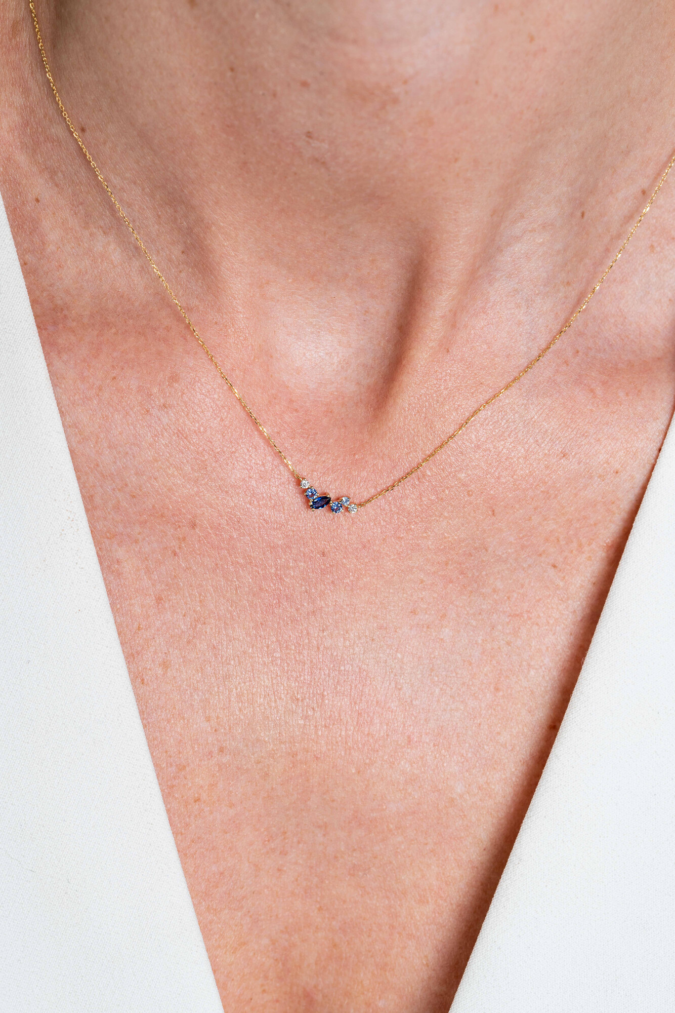 ZINZI GOLD collier met witte en blauwe zirc.ertussen