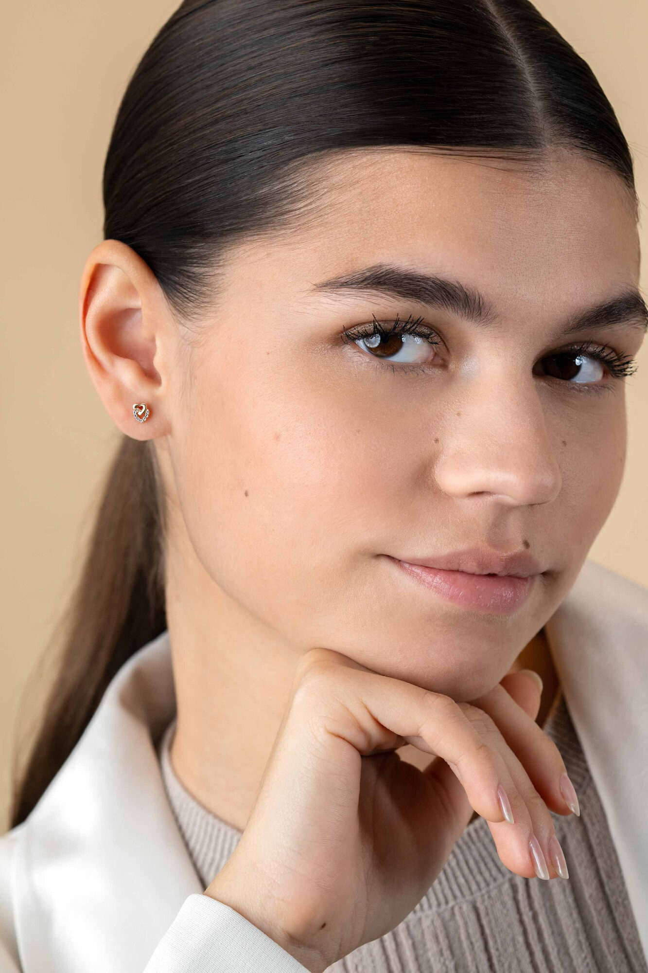 ZINZI GOLD oorknopje 2 hartjes inelkaar 1 bezet zirc.