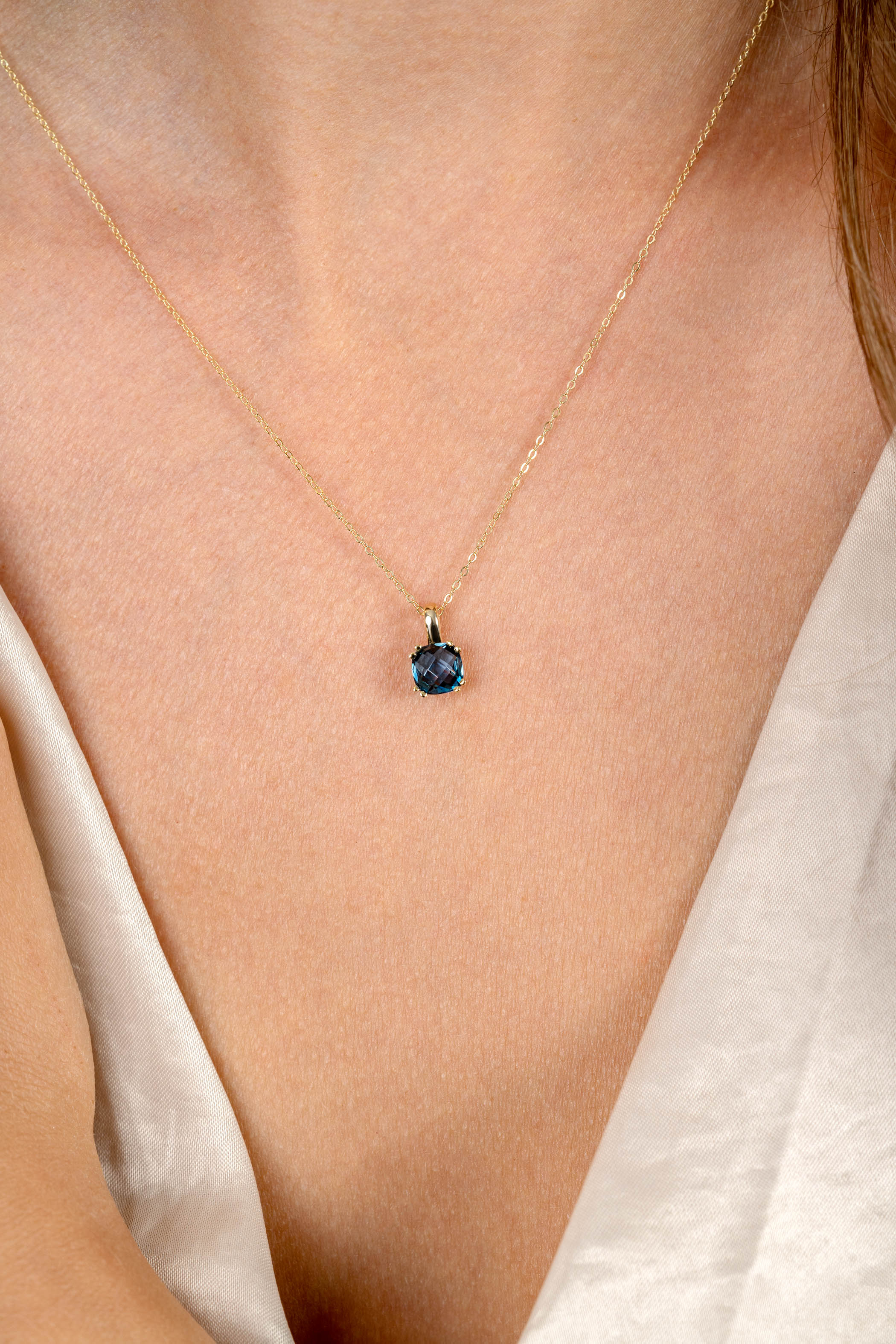 ZINZI Gold 14kt goldene Kette mit schickem quadratischen Anhänger, besetzt mit London-Topas 40-43cm ZGC537