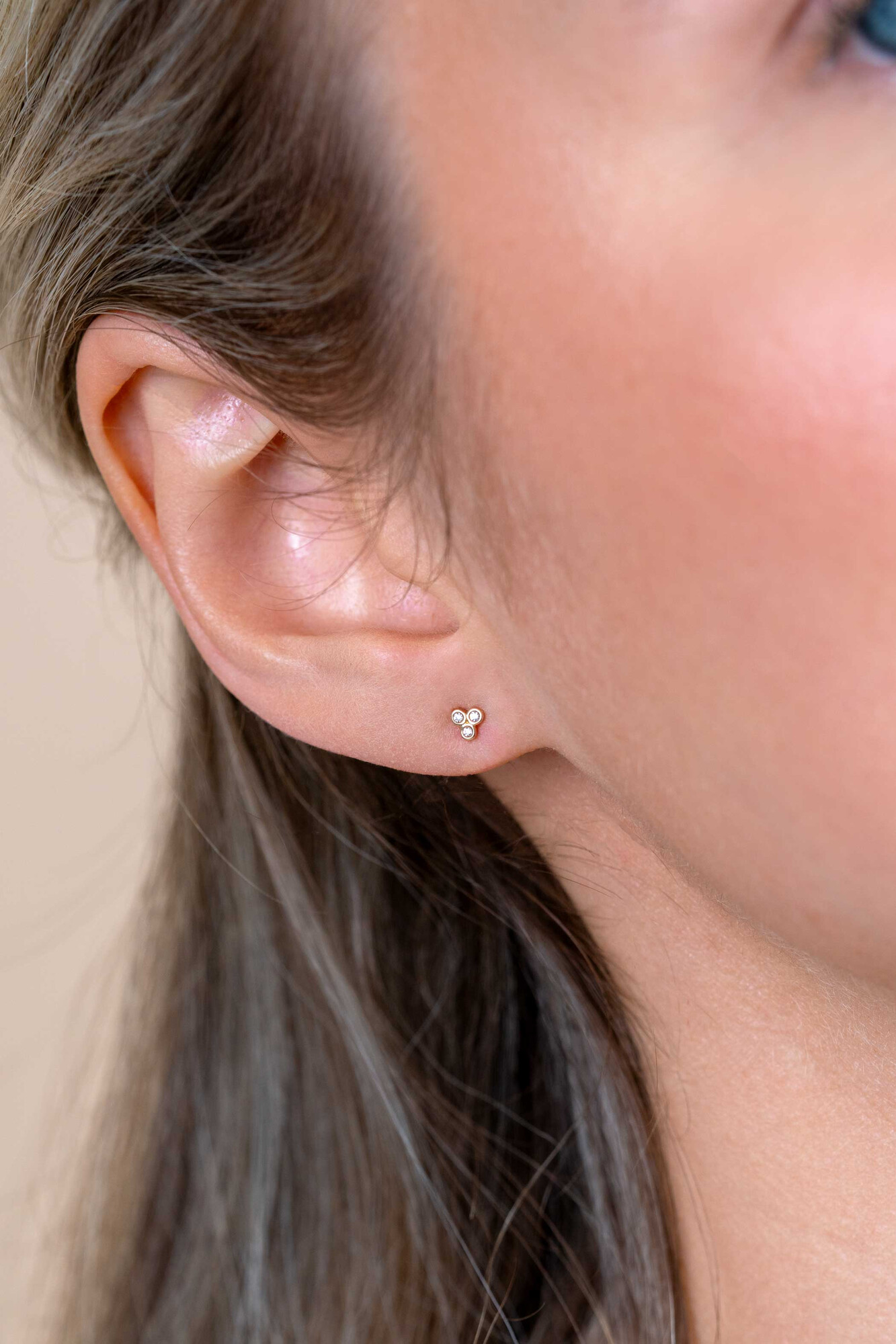 ZINZI GOLD oorknopje 3x zirconia in driehoek vorm