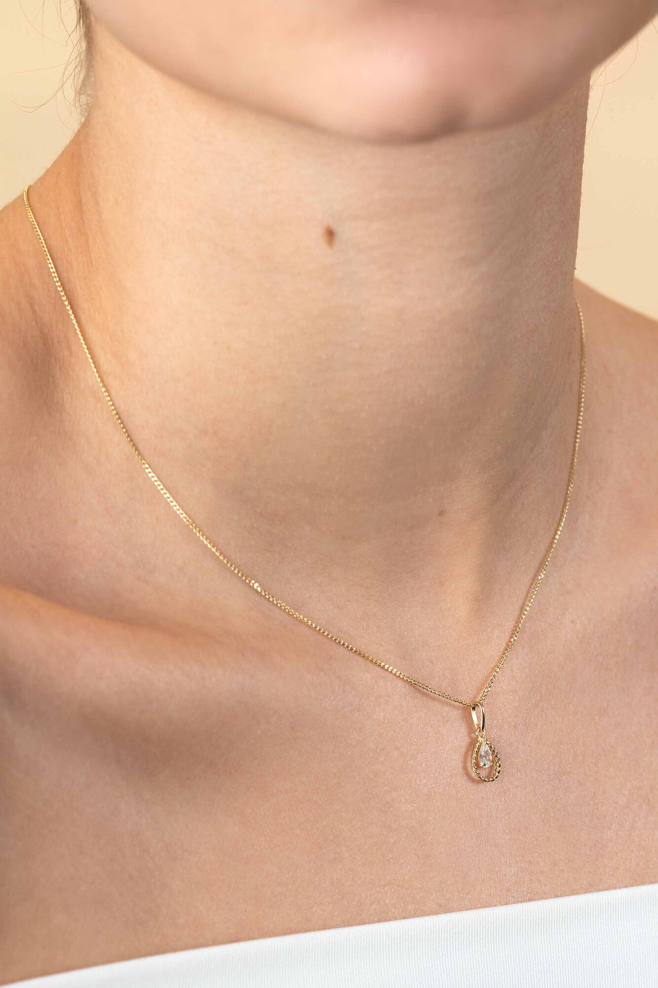 ZINZI GOLD hanger druppel gedraaid met peer zirc.