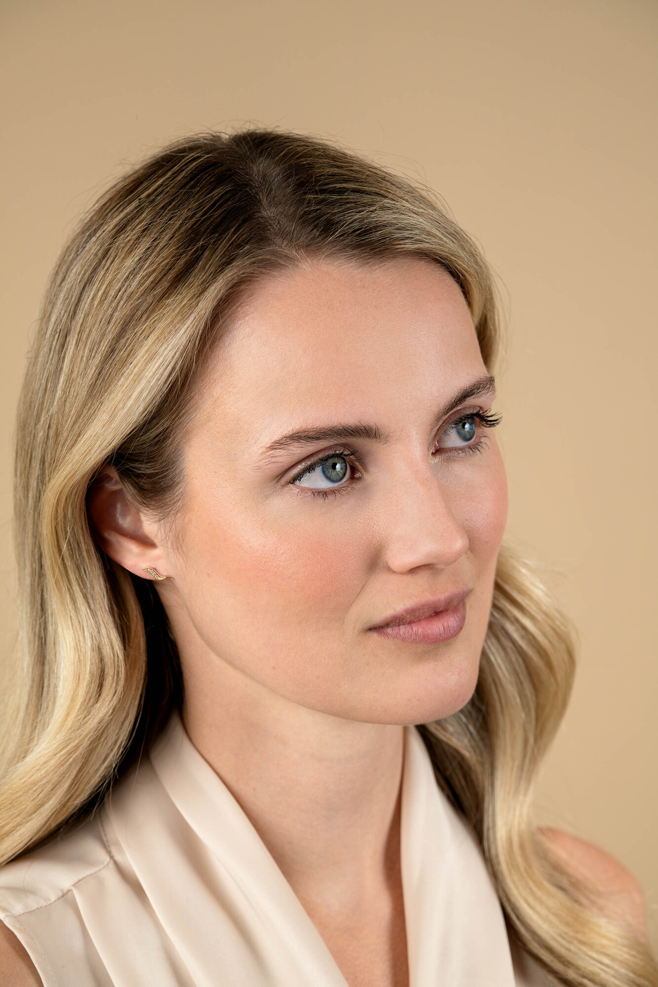 10mm ZINZI Gold 14kt goldene Fantasie-Ohrstecker in Blattform mit fünf weißen Zirkonias ZGO516