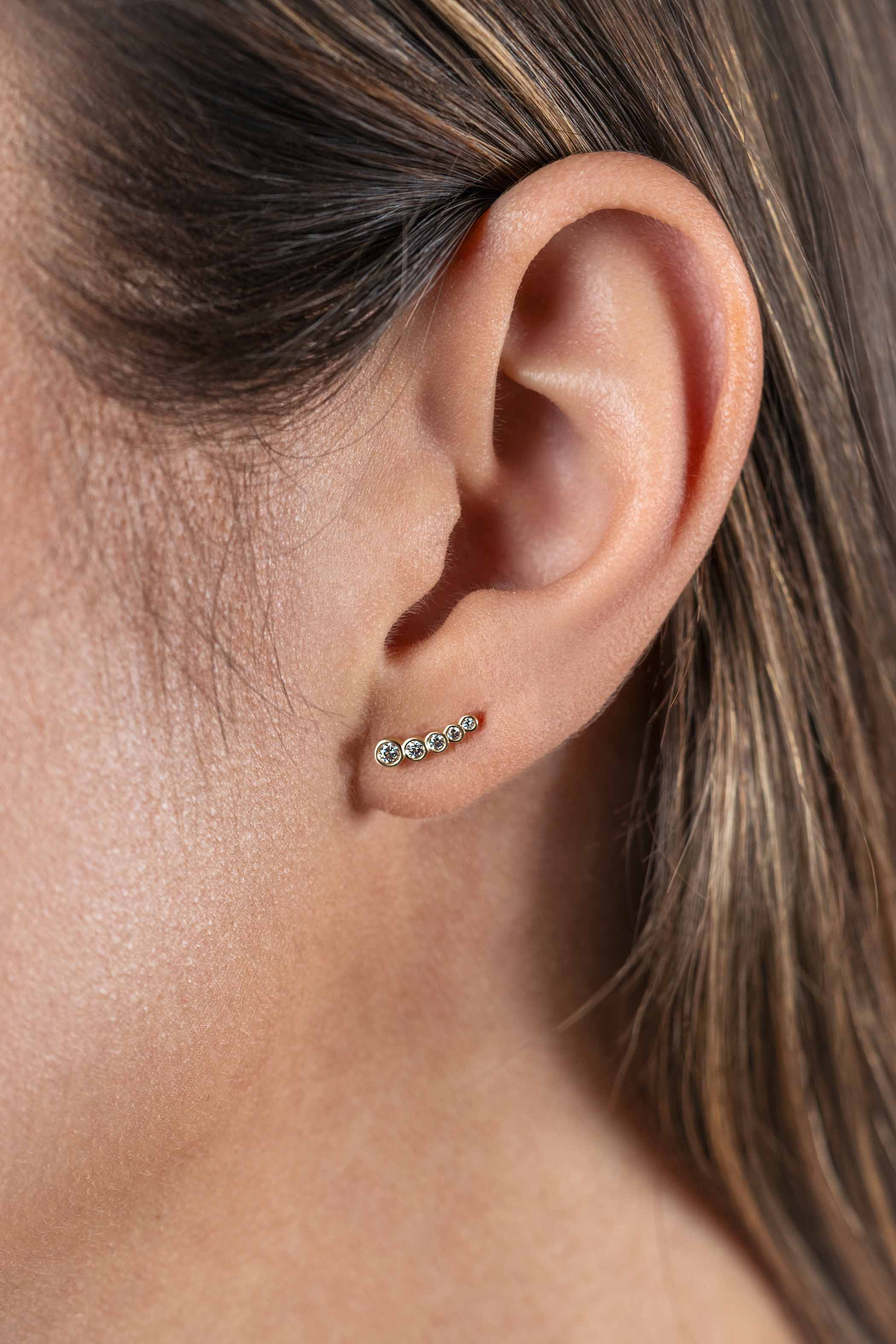 ZINZI GOLD oorknopje aflopend zirc. boogje