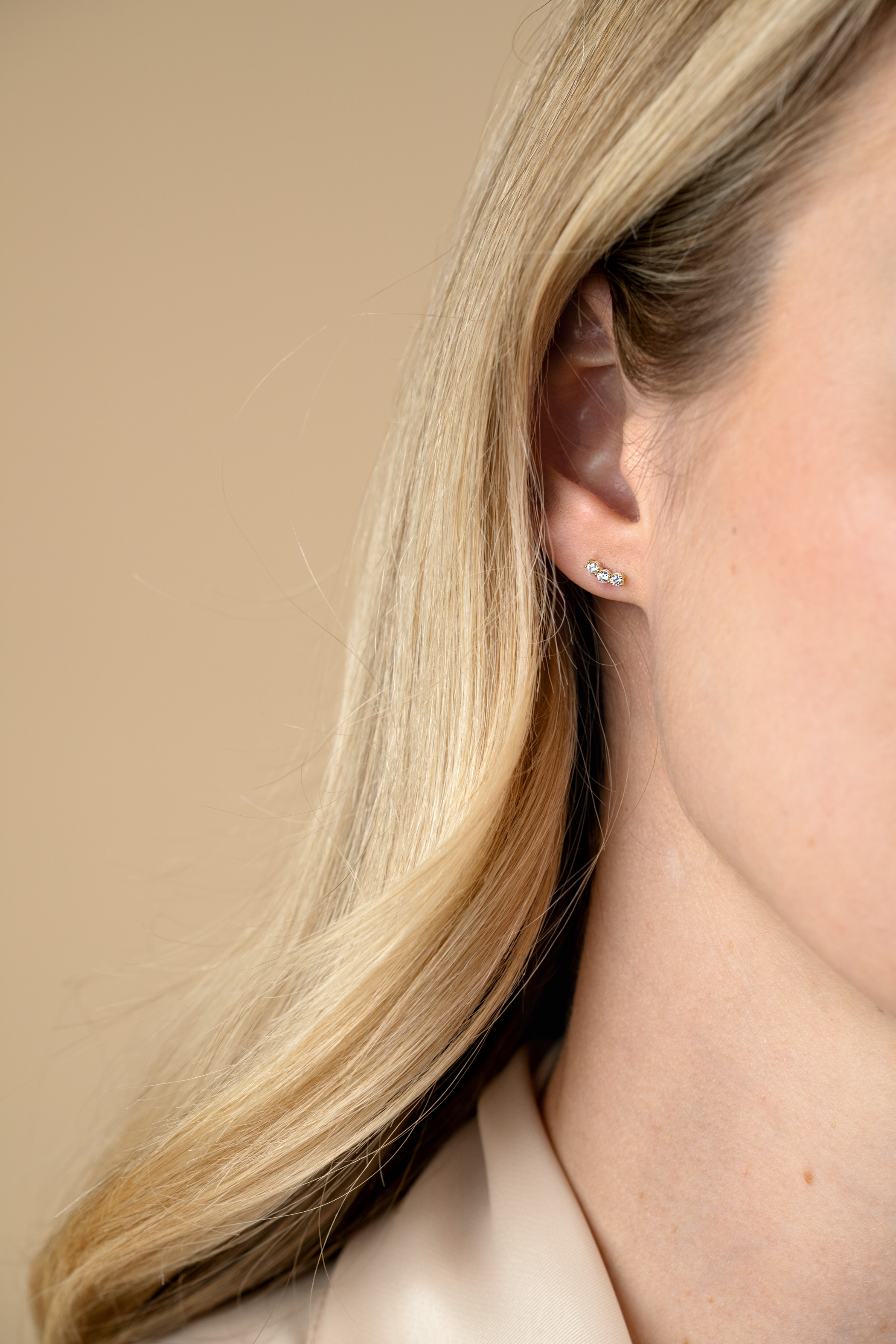 7mm ZINZI Gold 14kt goldene Ohrstecker mit drei weißen Zirkonias in Reihenfassung ZGO515