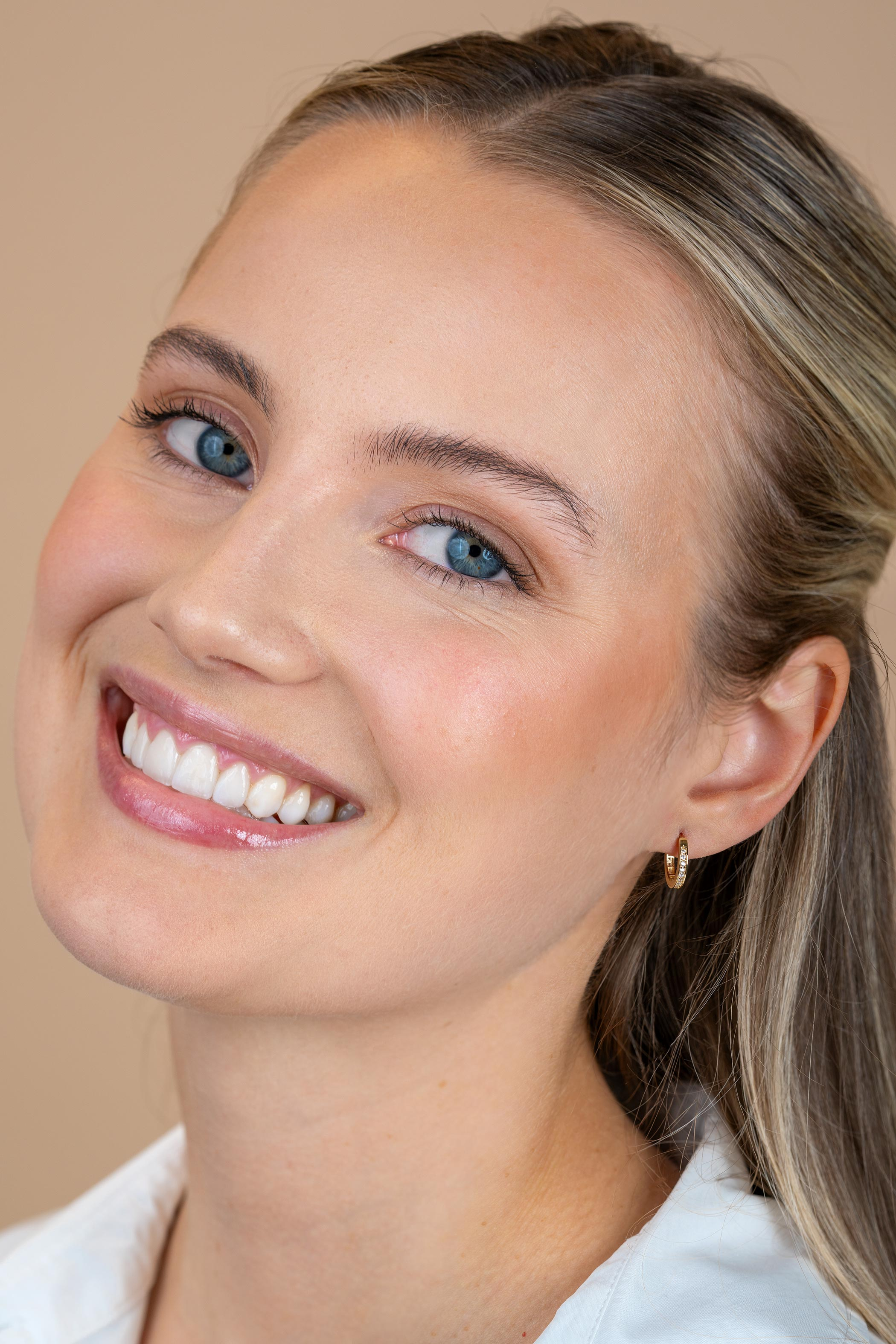 ZINZI GOLD klapcreolen geheel bezet zirc. 11x2mm