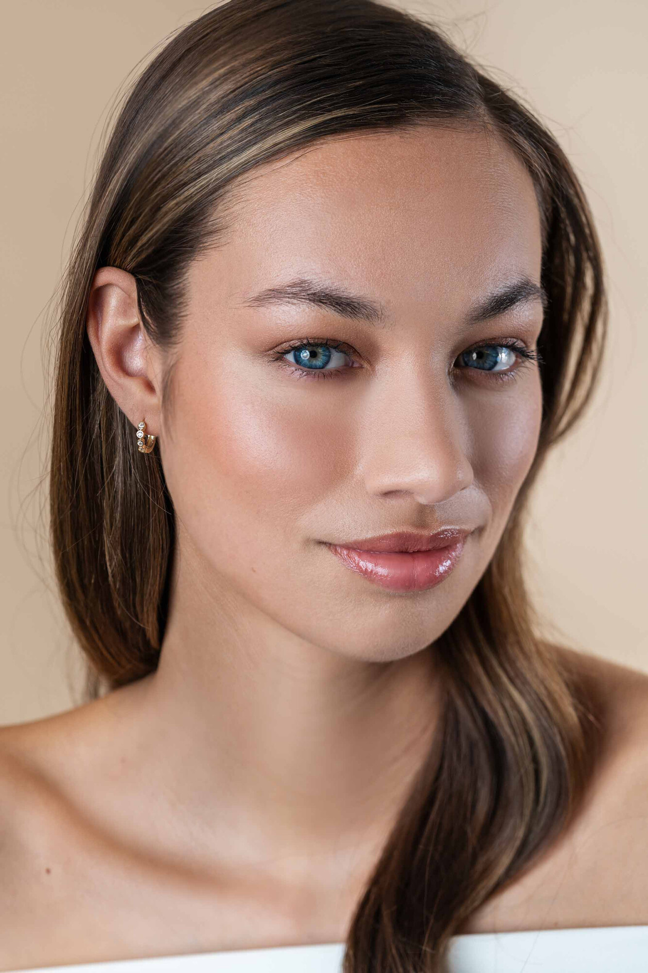 13mm ZINZI Gold 14-karätige Goldohrringe mit runden Fassungen besetzt mit weißen Zirkonia, luxuriösem Klappverschluss, 13mm x 2,7mm Rohr. ZGO507