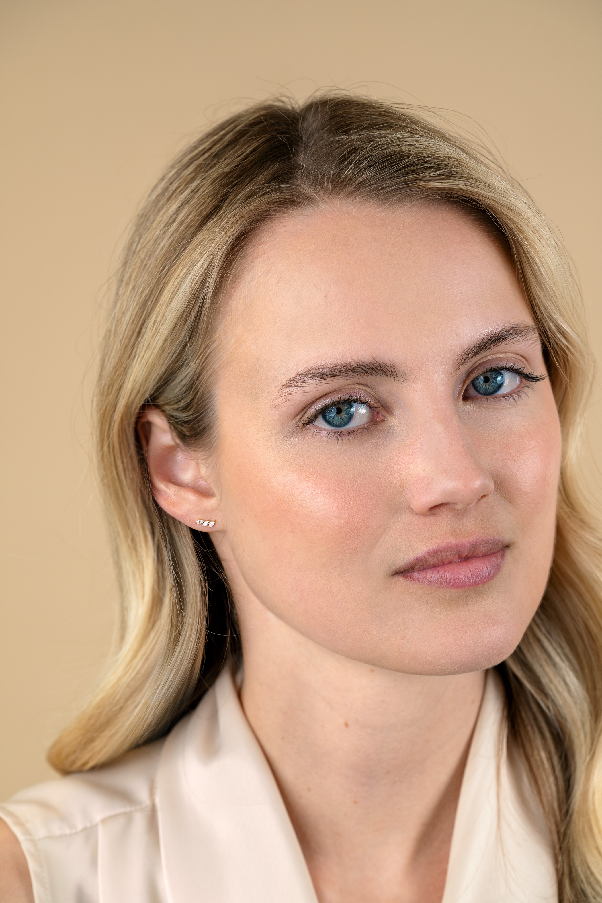 7mm ZINZI Gold 14kt goldene Ohrstecker mit drei ovalen weißen Zirkonias ZGO518