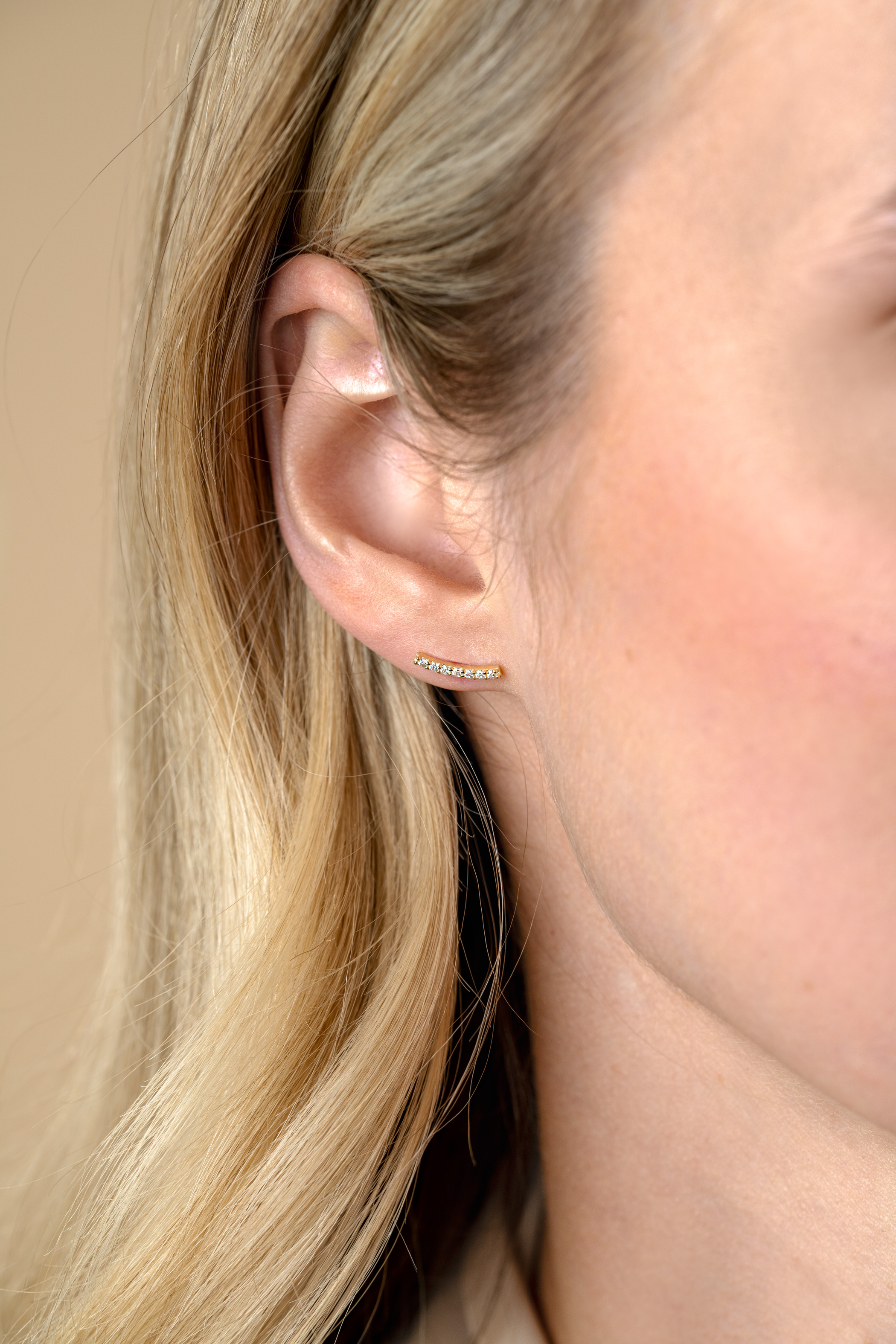 11mm ZINZI Gold 14kt goldene Ohrstecker im Viertelkreis, besetzt mit sieben weißen Zirkonias ZGO517