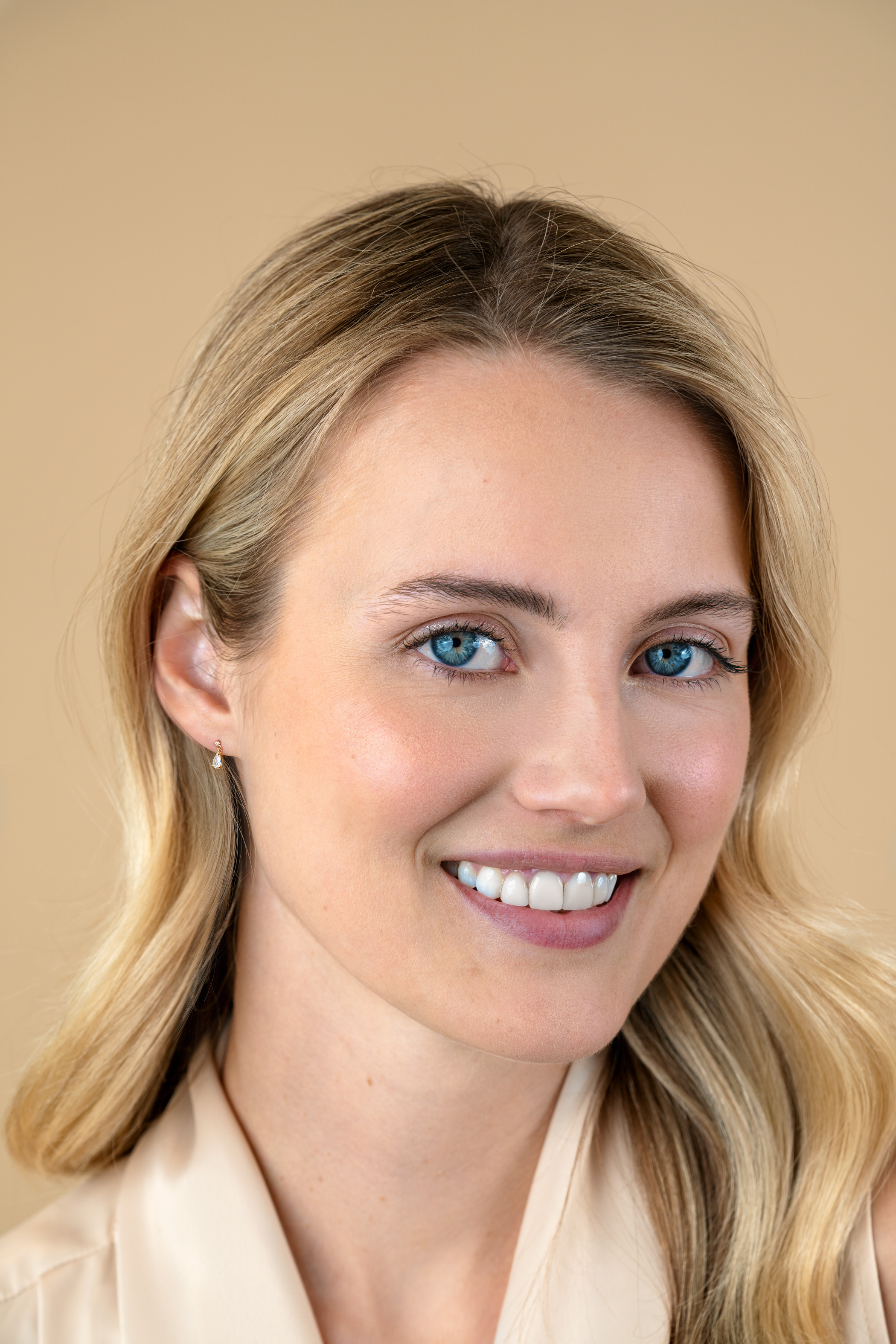 8mm ZINZI Gold 14kt goldene Ohrstecker mit einem tropfenförmigen und runden weißen Zirkonia ZGO514