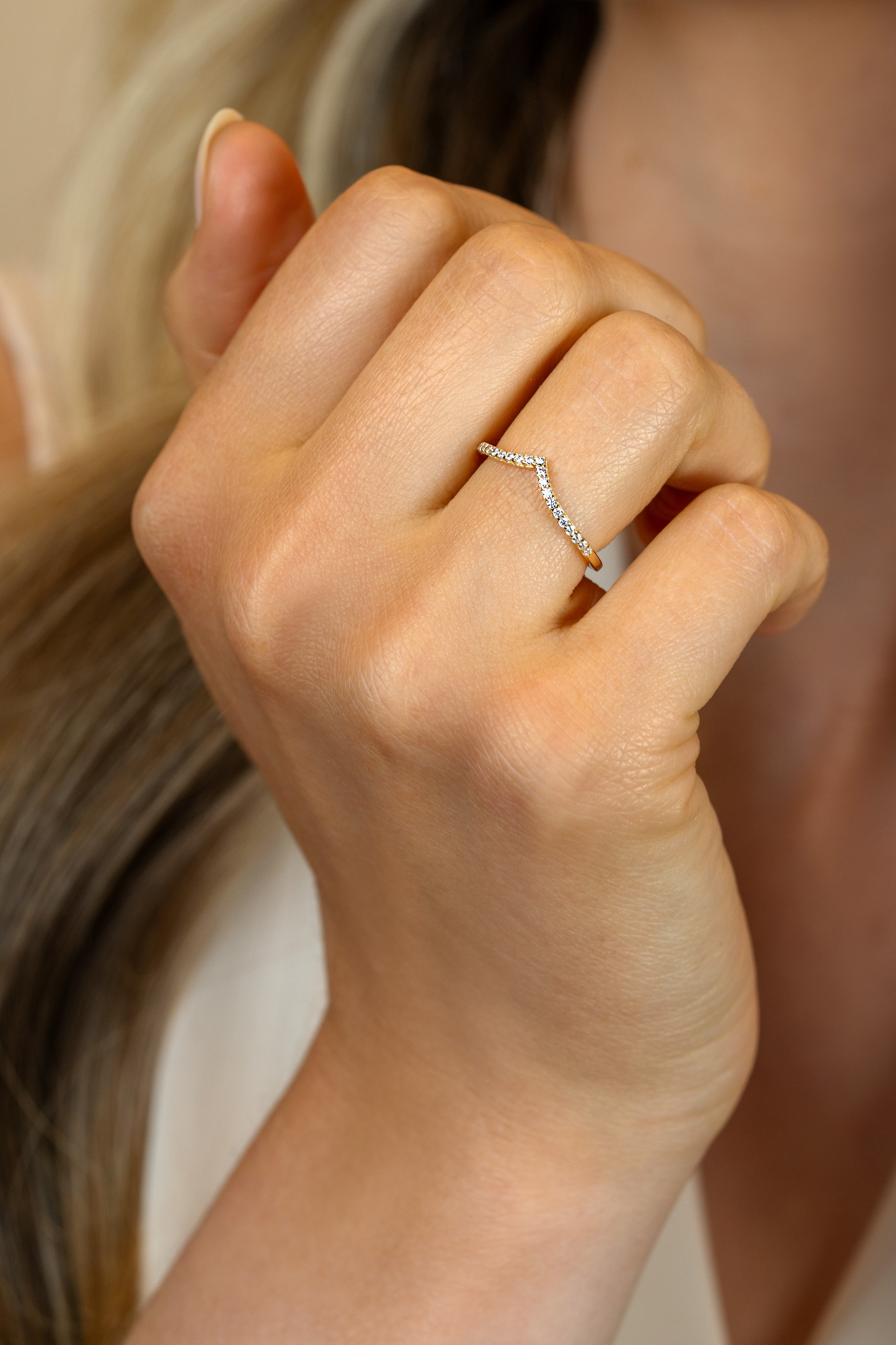 ZINZI Gold ring V-vorm bezet met zirconia's mt.52