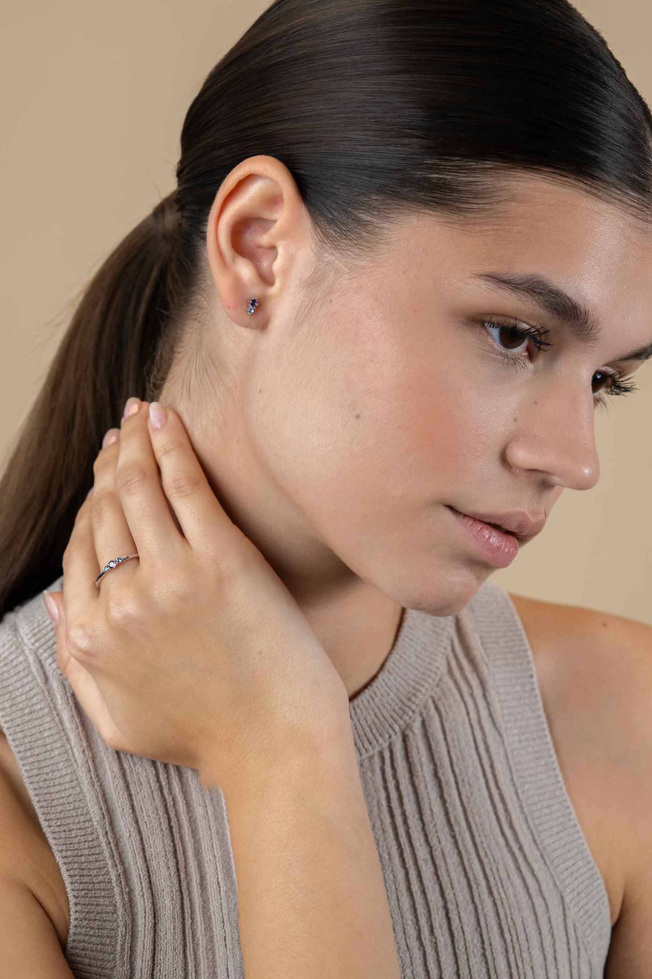 ZINZI zlv. oorknopje met blauwe en paarse zirc.