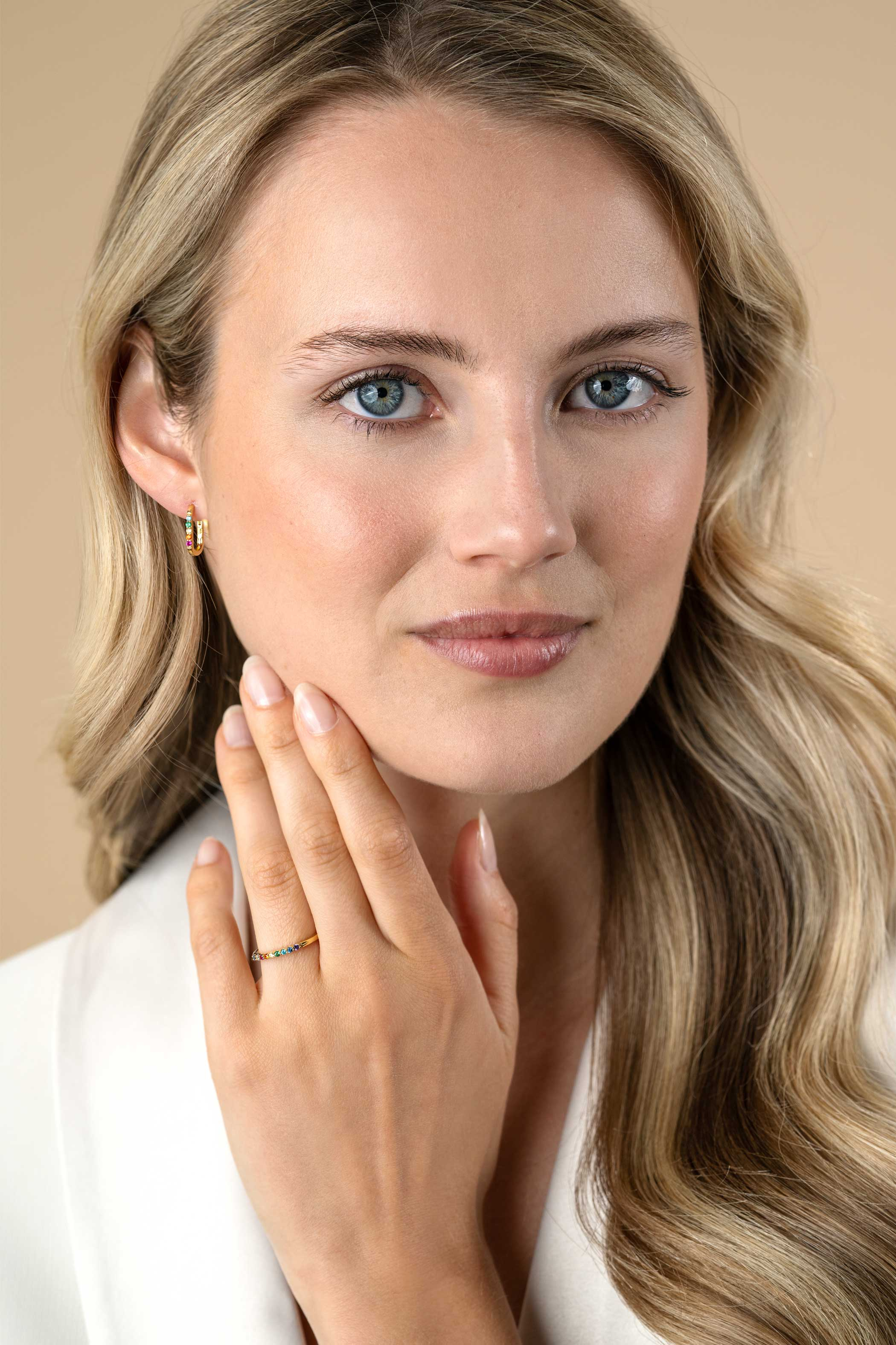 14mm ZINZI vergoldete Silber Luxusringe in ovaler Form, besetzt mit regenbogenfarbenen Steinen ZIO2598