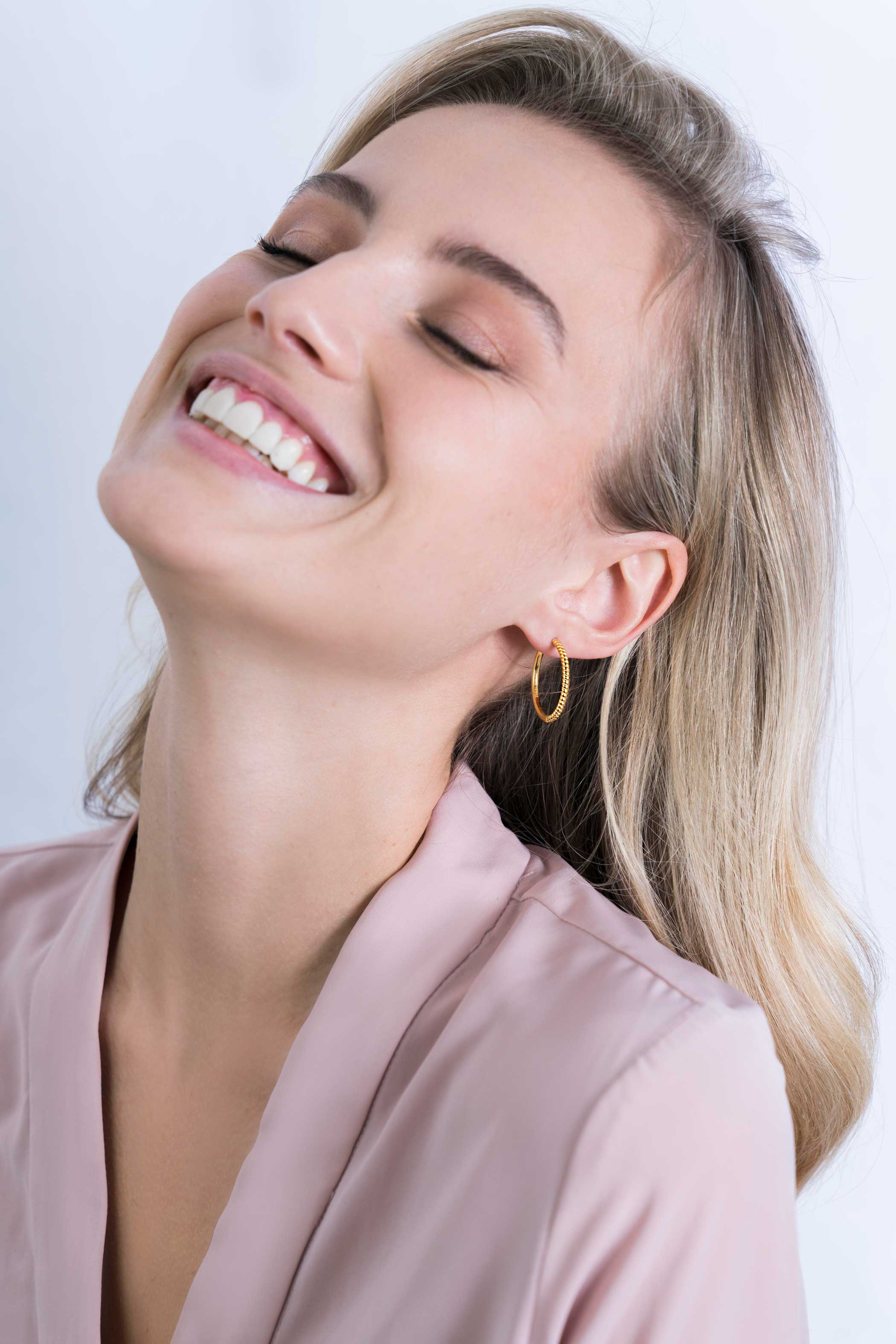 ZINZI silberne Ohrringe 14K gelbvergoldet gedreht Motiv 25 x 2mm ZIO2129G