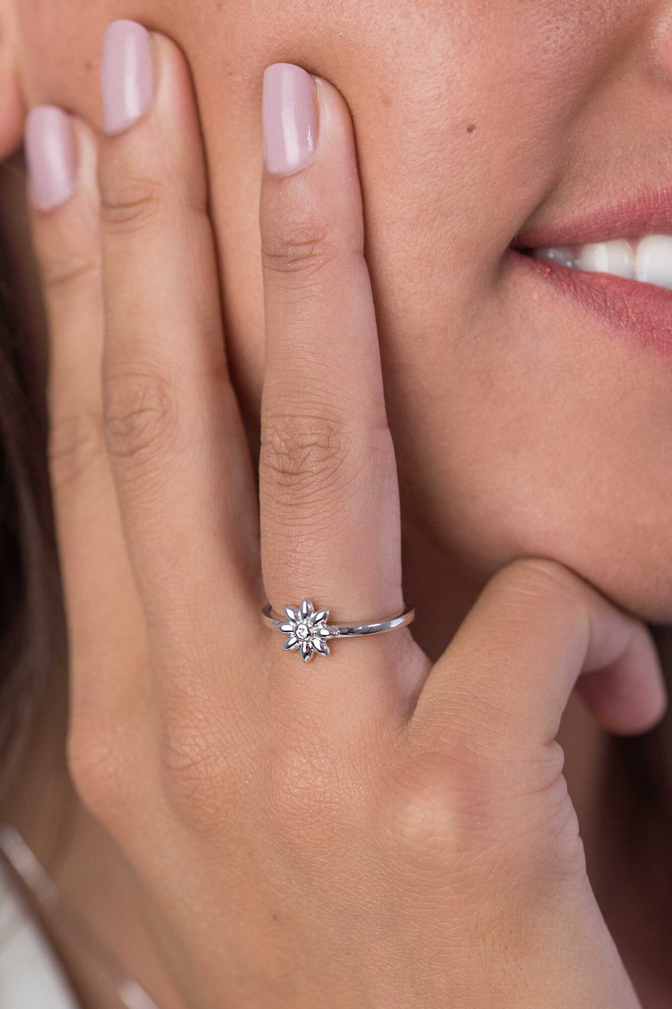 ZINZI silberner Ring Blume weiß 9mm ZIR1888