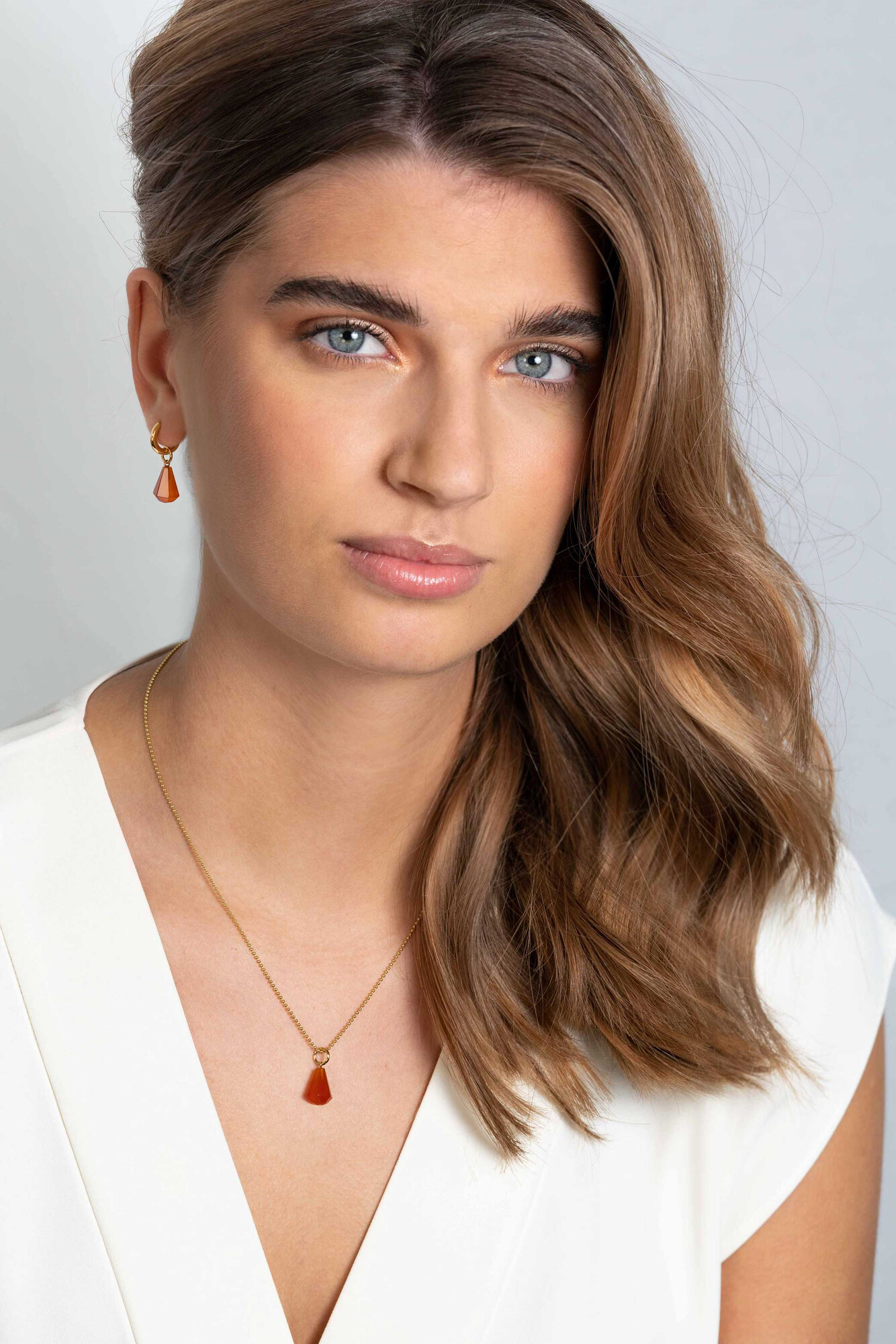 ZINZI Silberne Ohranhänger 14K Gelbgold plattiert in Kegelform mit korallenrotem Achat 8mm ZICH2256R