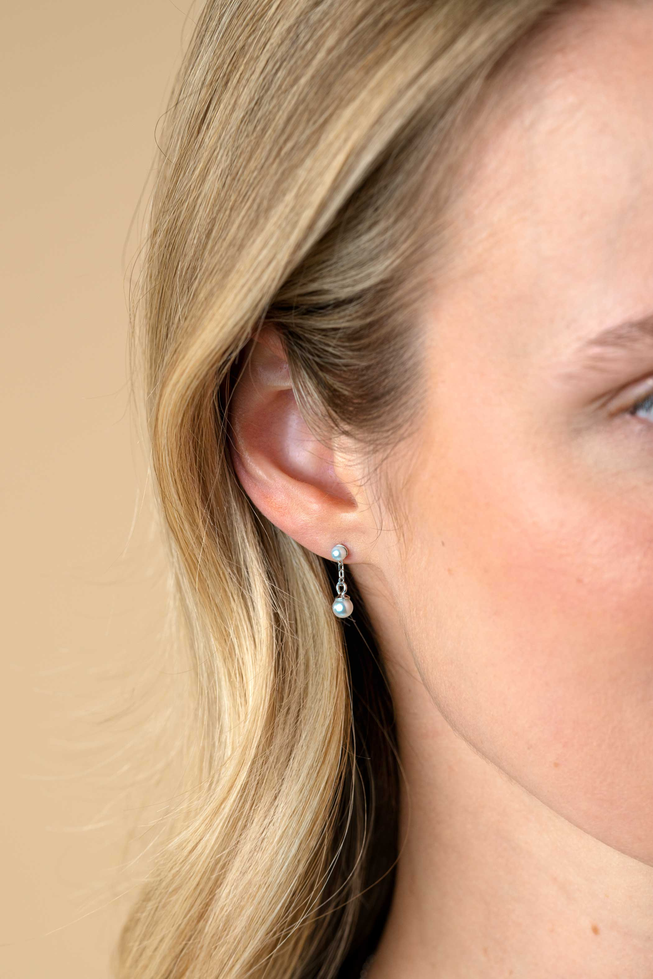 15mm ZINZI Silber Perlen Ohrstecker mit Kettchen und runder weißer Glasperle von 4mm ZIO2623