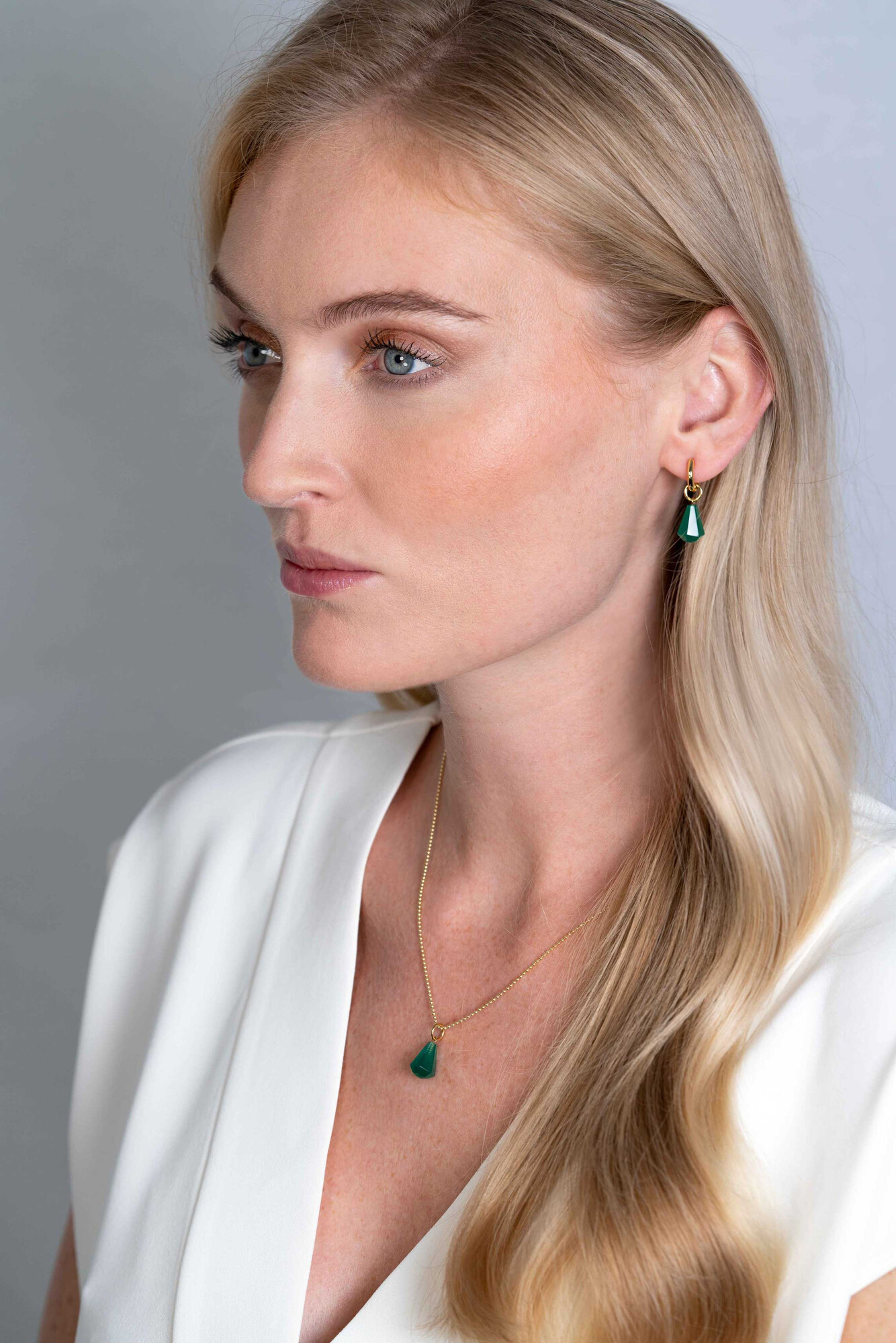 ZINZI silberne Ohranhänger 14K gelbgold vergoldet in Kegelform mit grünem Achat 8mm ZICH2256G