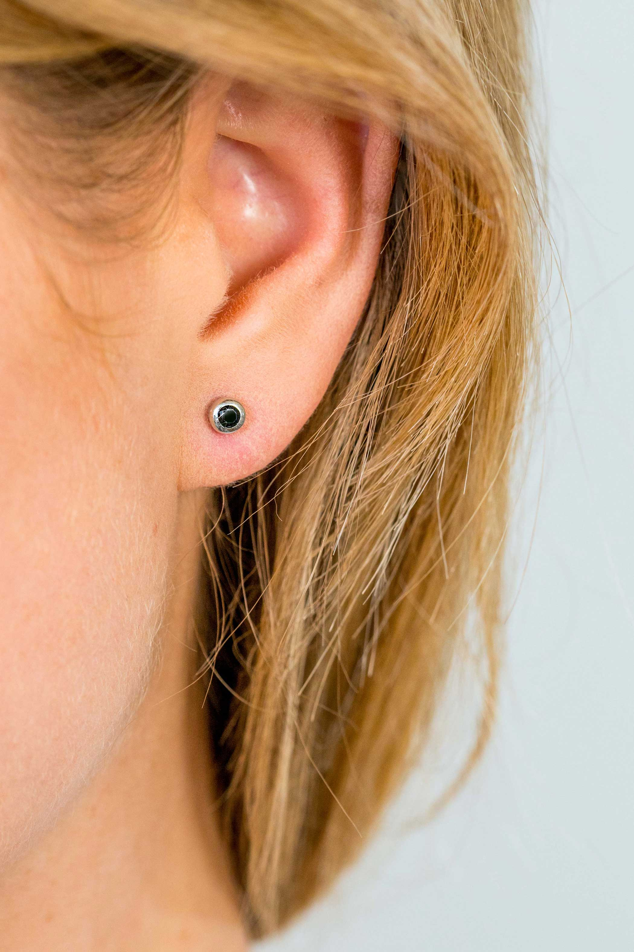 Zinzi silberner Ohrstecker rund 4mm schwarz ZIO1177Z