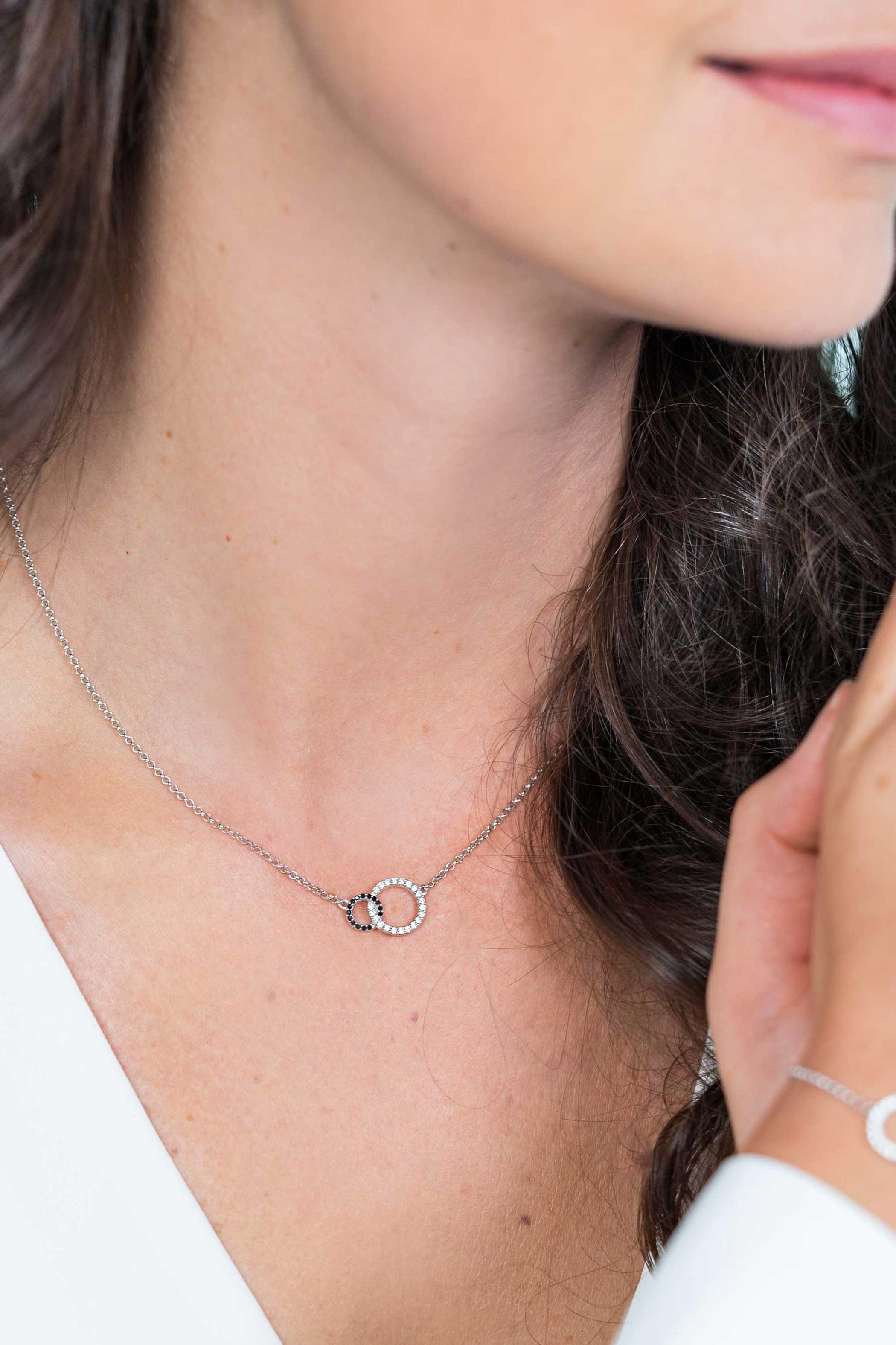 ZINZI silberne Kette 2 offen Kreise verbunden schwarz  weiß 40-45cm ZIC1987