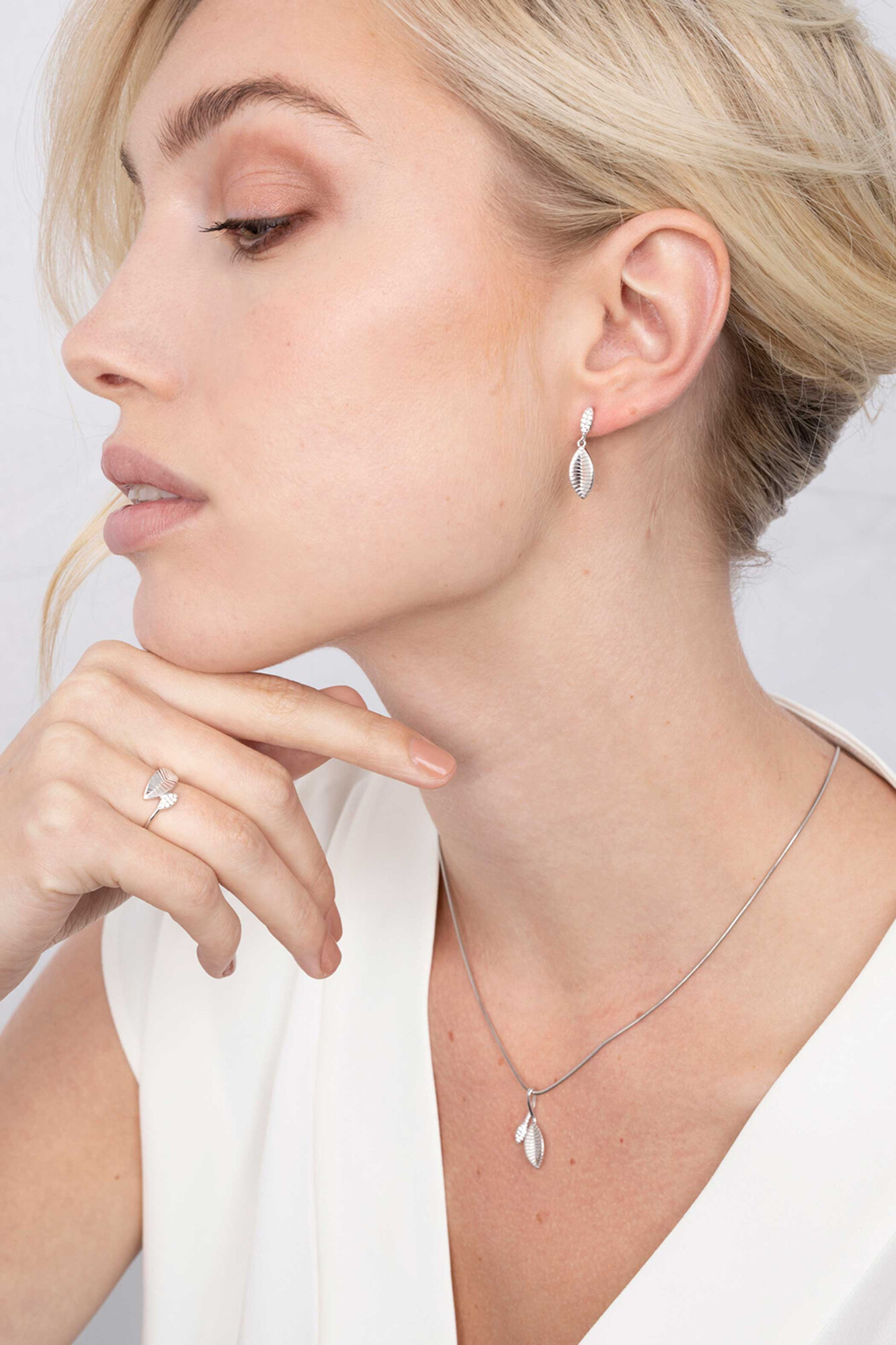 ZINZI silberner Anhänger 23mm Blätter  bearbeitet/ weiße Zirkonia ZIH2087