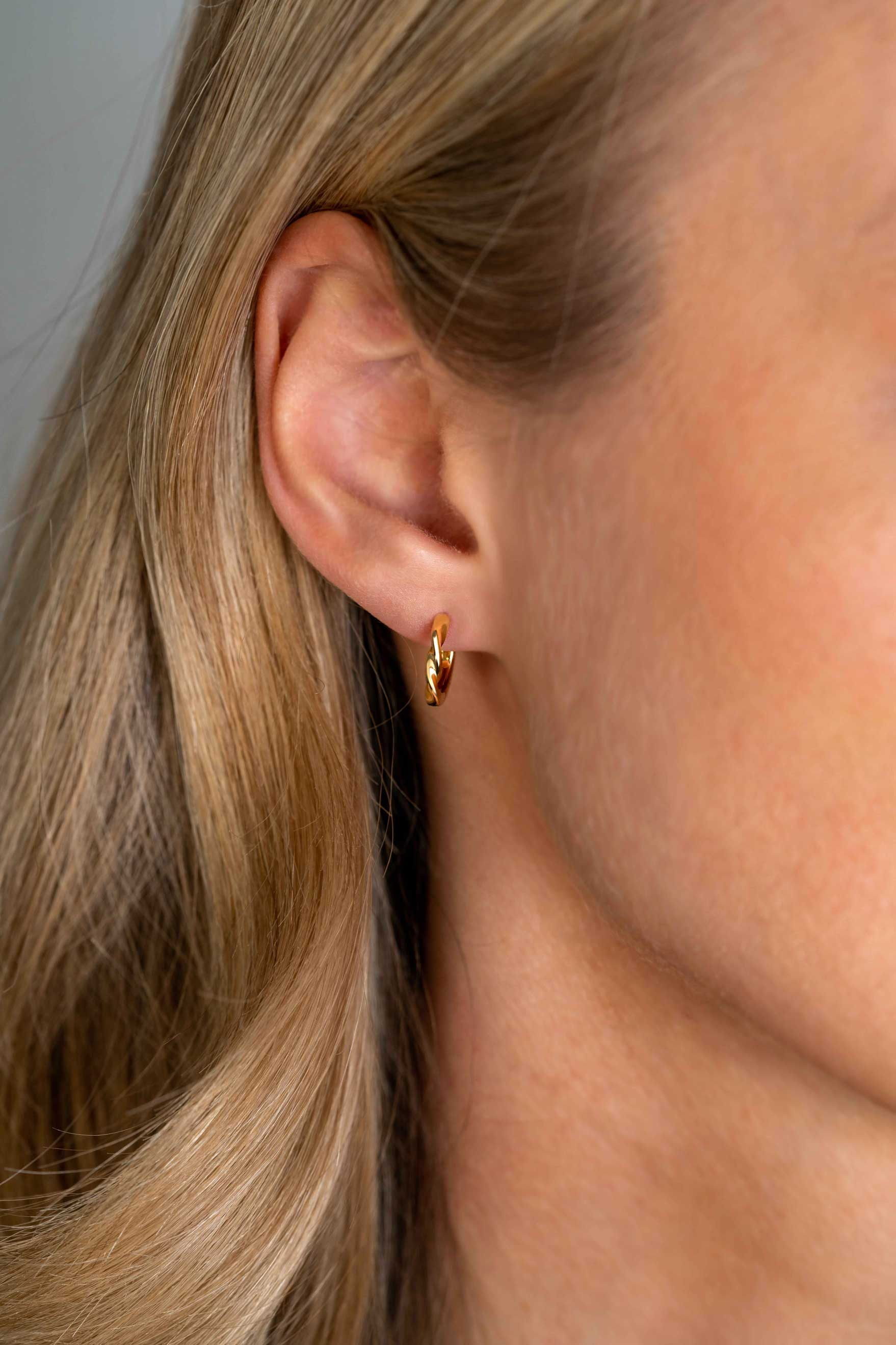 ZINZI zlv. klapcreolen geel verguld gedraaid 13x2mm