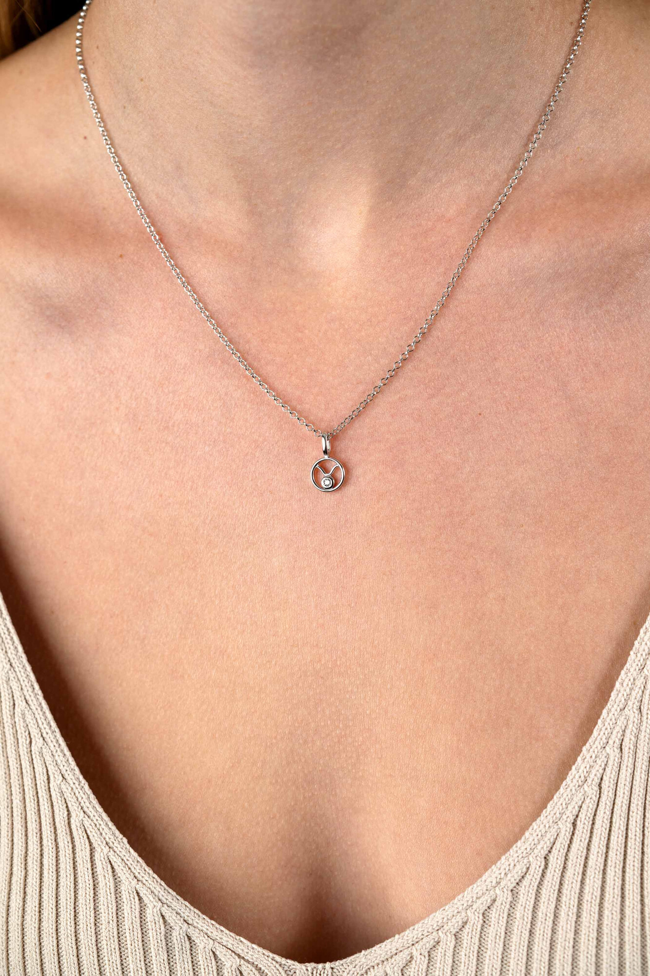 9mm ZINZI Silber Stier Sternzeichen-Anhänger, besetzt mit weißen Zirkonia ZIH-STI (ohne Kette)