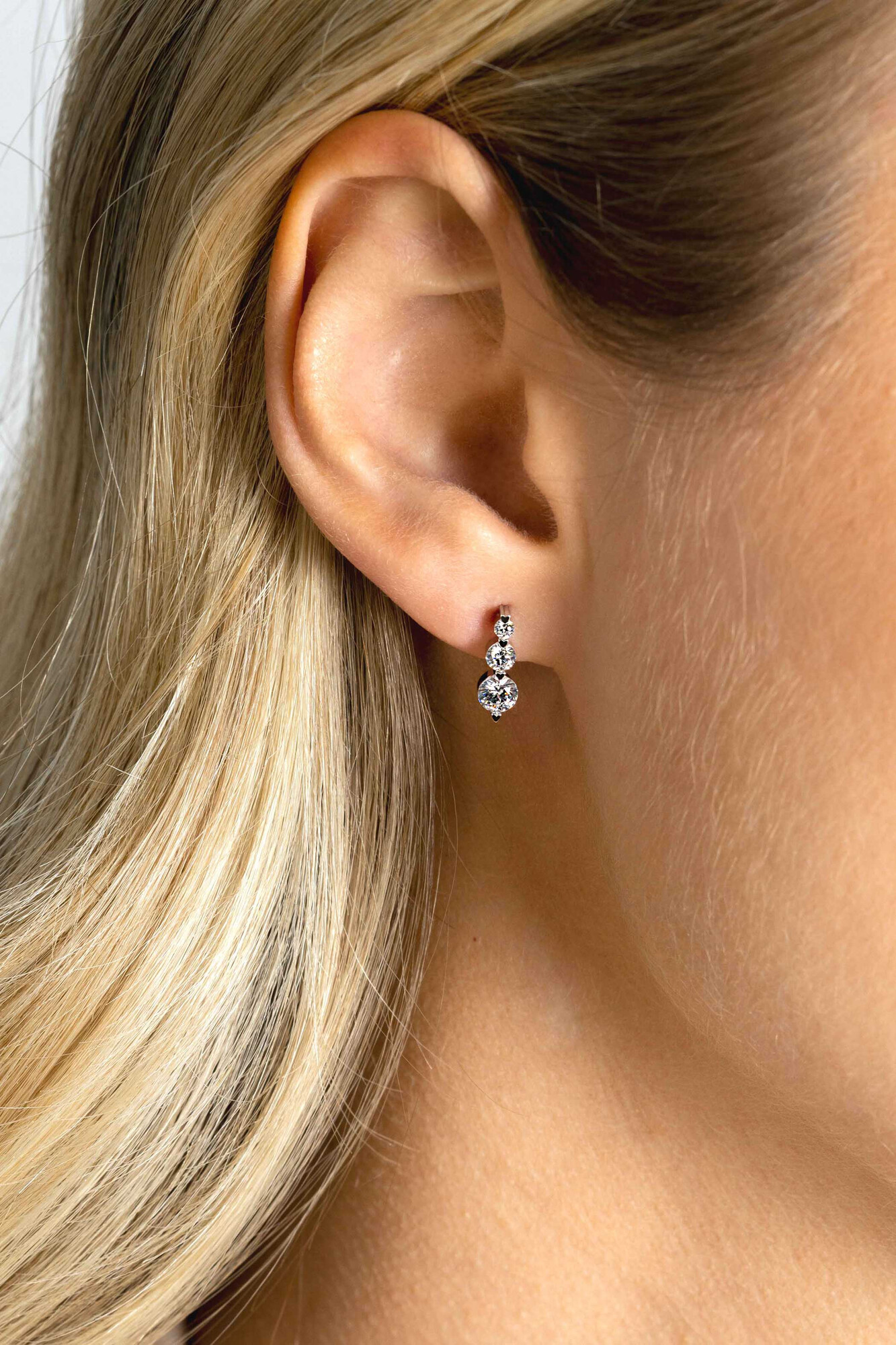 ZINZI zlv. oorknopjes 3x zirconia's aflopend