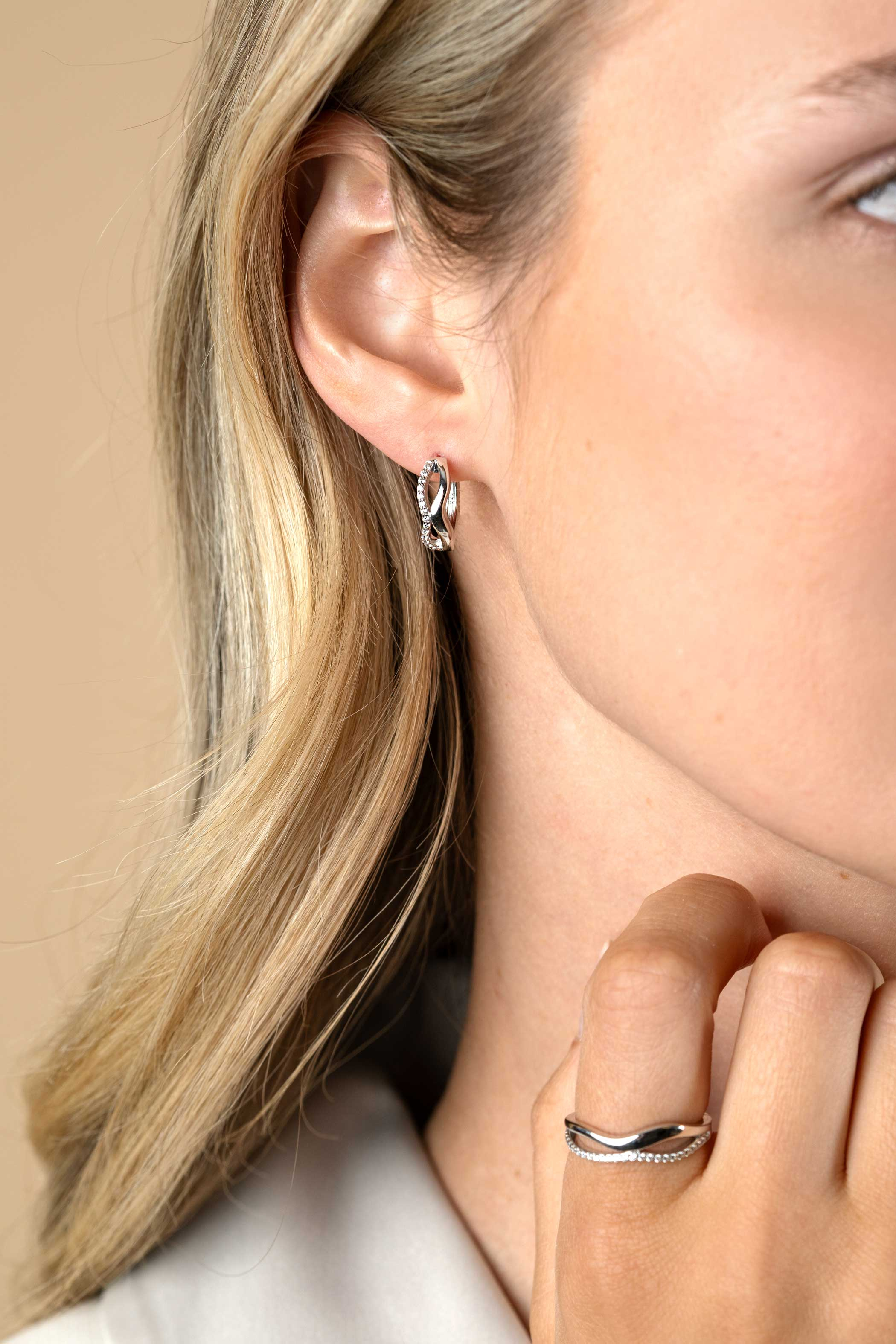 15mm ZINZI Silber Creolen organisch geformt mit zwei geschwungenen Bahnen, eine davon besetzt mit weißen Zirkonia, mit Luxus-Schnappverschluss ZIO2629