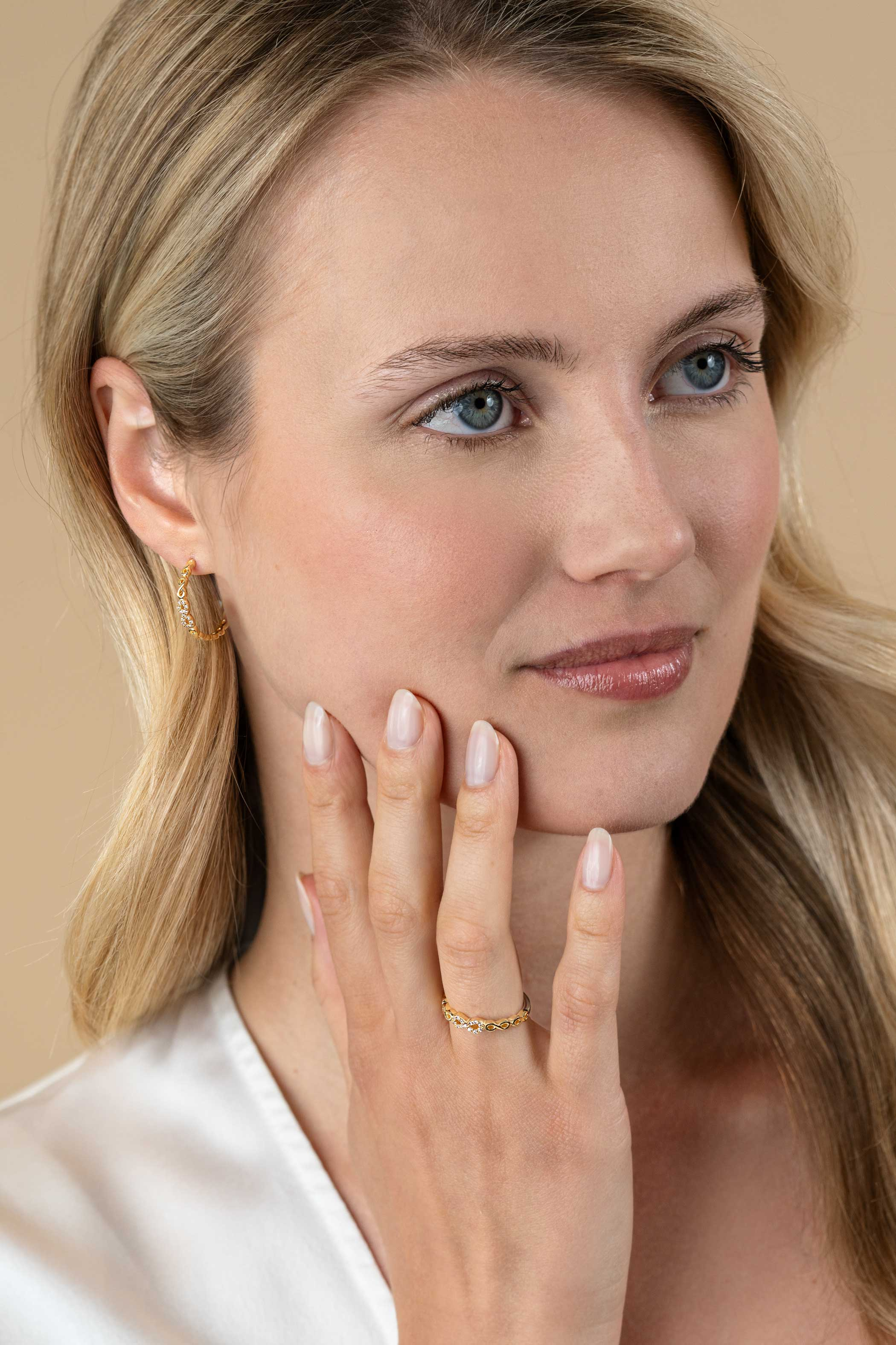 ZINZI vergoldeter Silber-Schmuckring mit eleganten Infinity-Gliedern, mittleres Glied besetzt mit weißen Zirkonia, 3mm breit ZIR2591