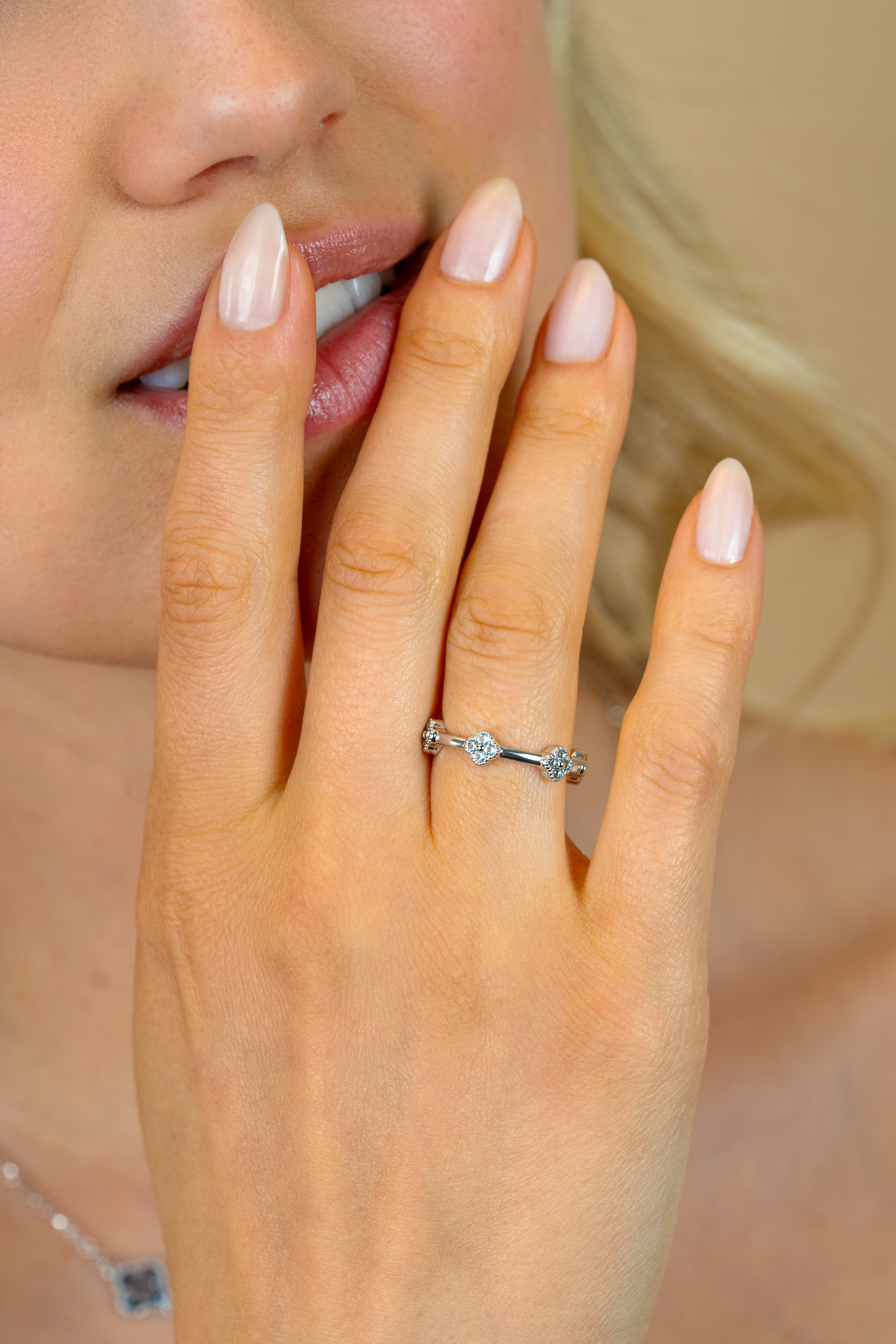 ZINZI zlv. ring met lichtblauwe klavers rondom mt.60