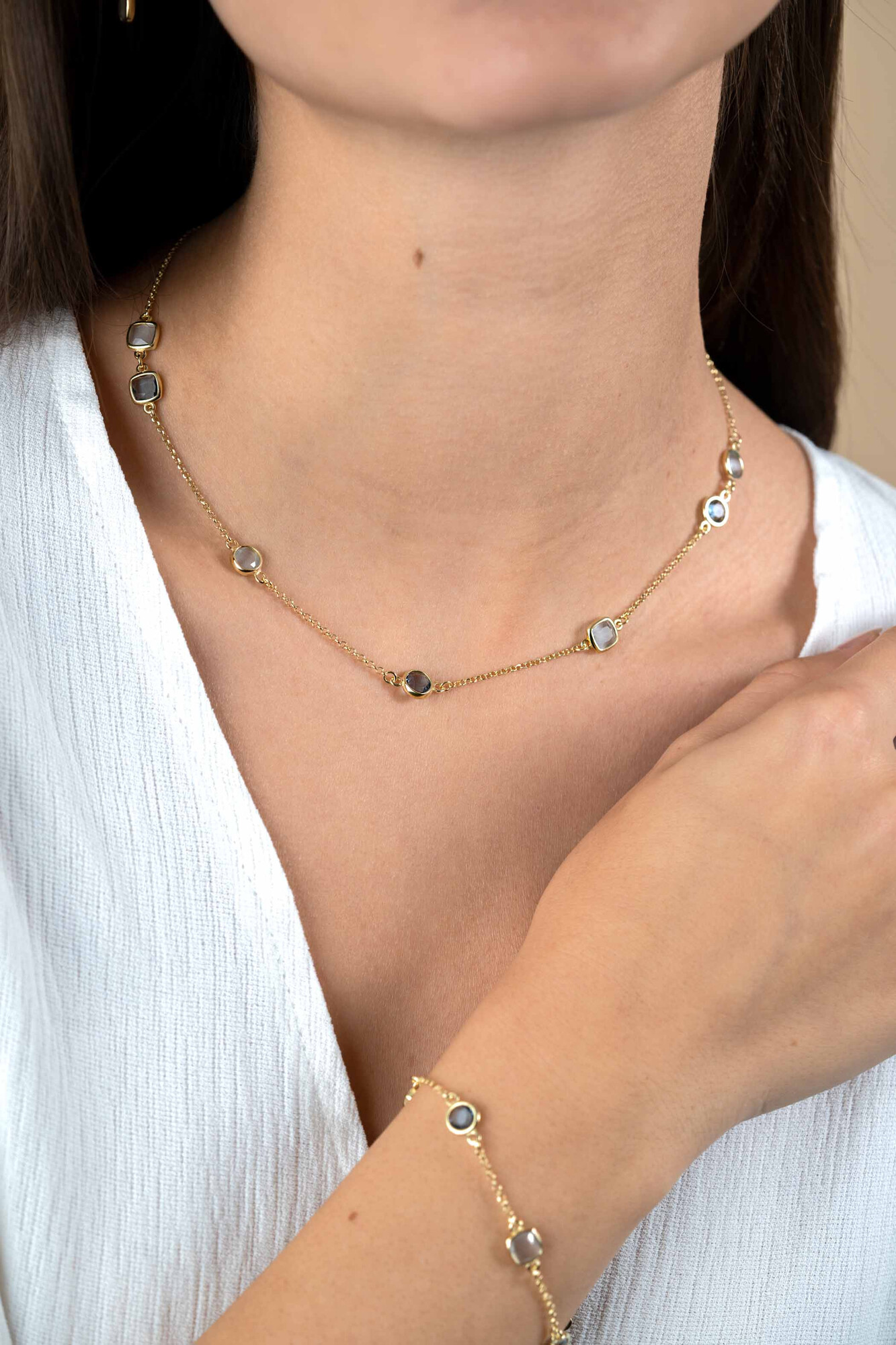 ZINZI zlv. collier gg.verg.met blauw en melkwit zirc.