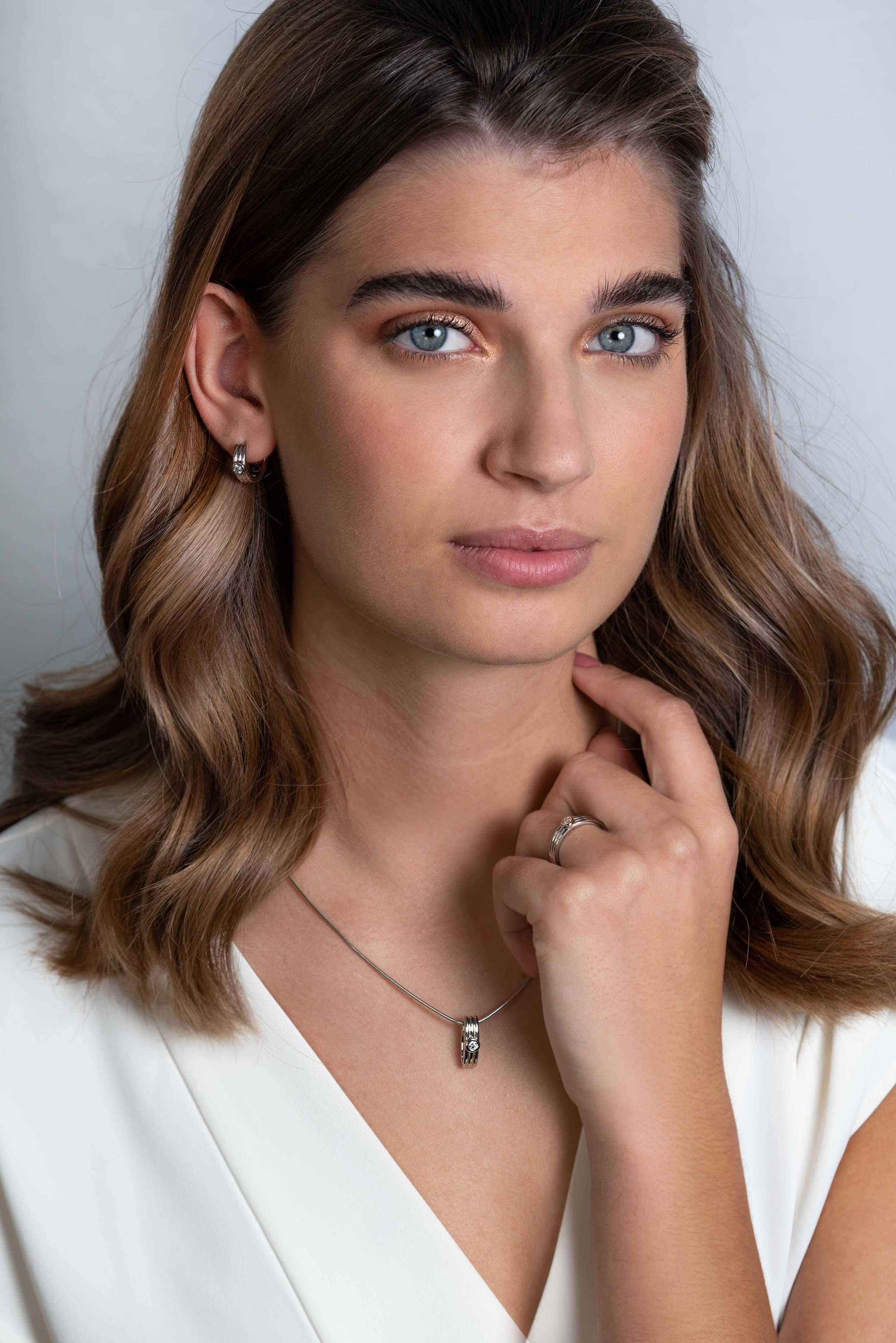 ZINZI silberne Luxusohrringe drei glatte Reihen und weißer runder Zirkonia 15x4mm ZIO2241